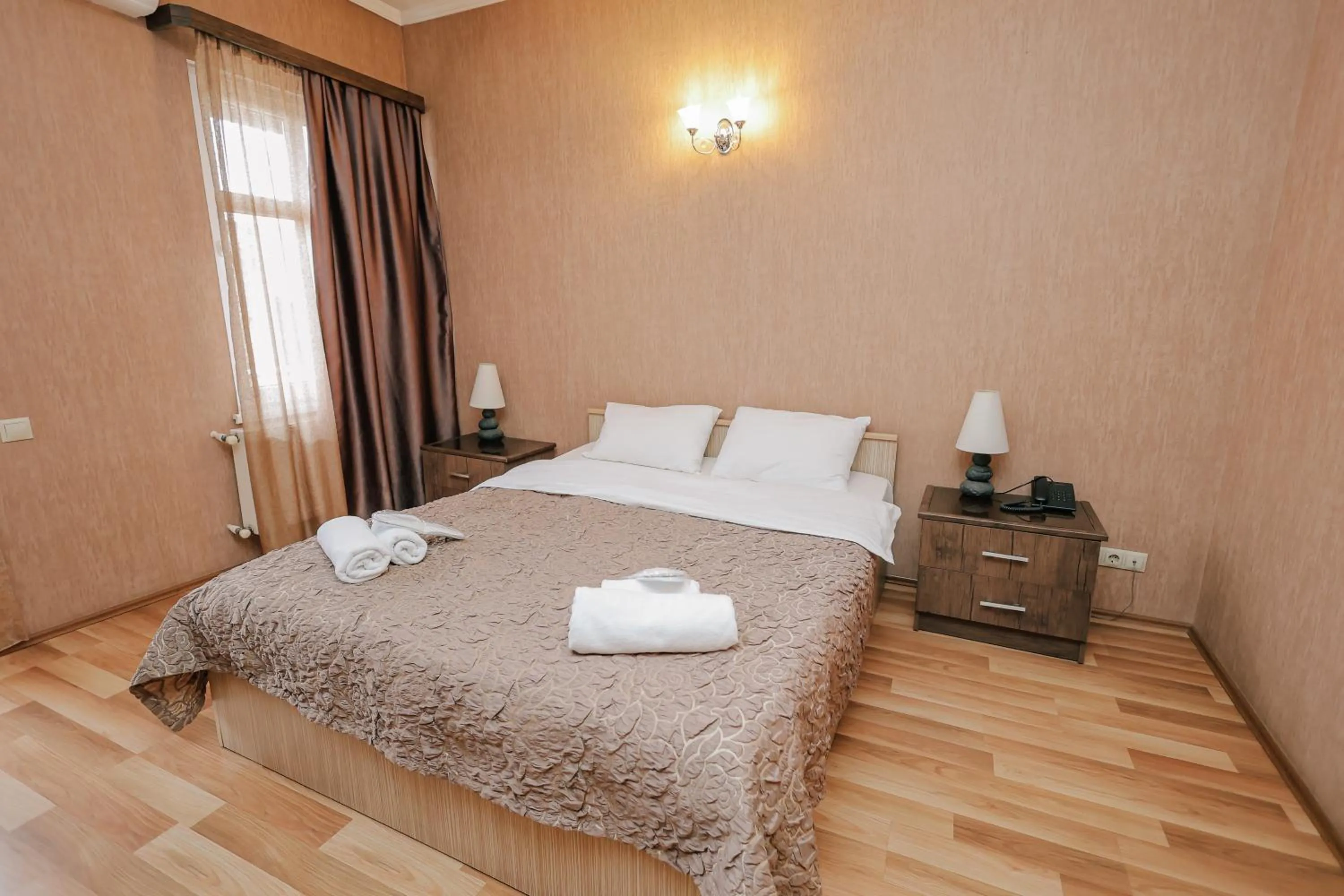 Shower, Bed in Hotel Darchi