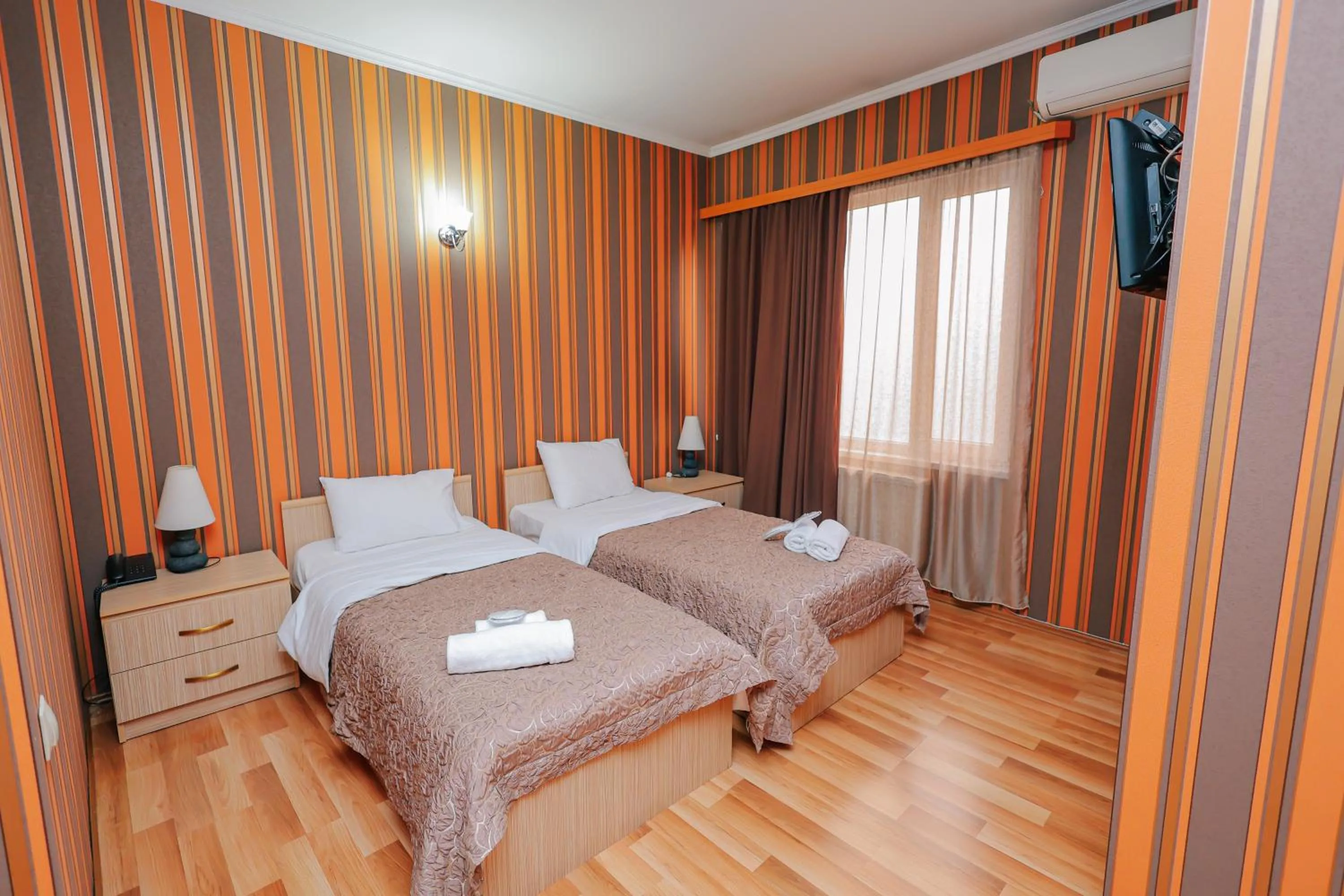 Shower, Bed in Hotel Darchi