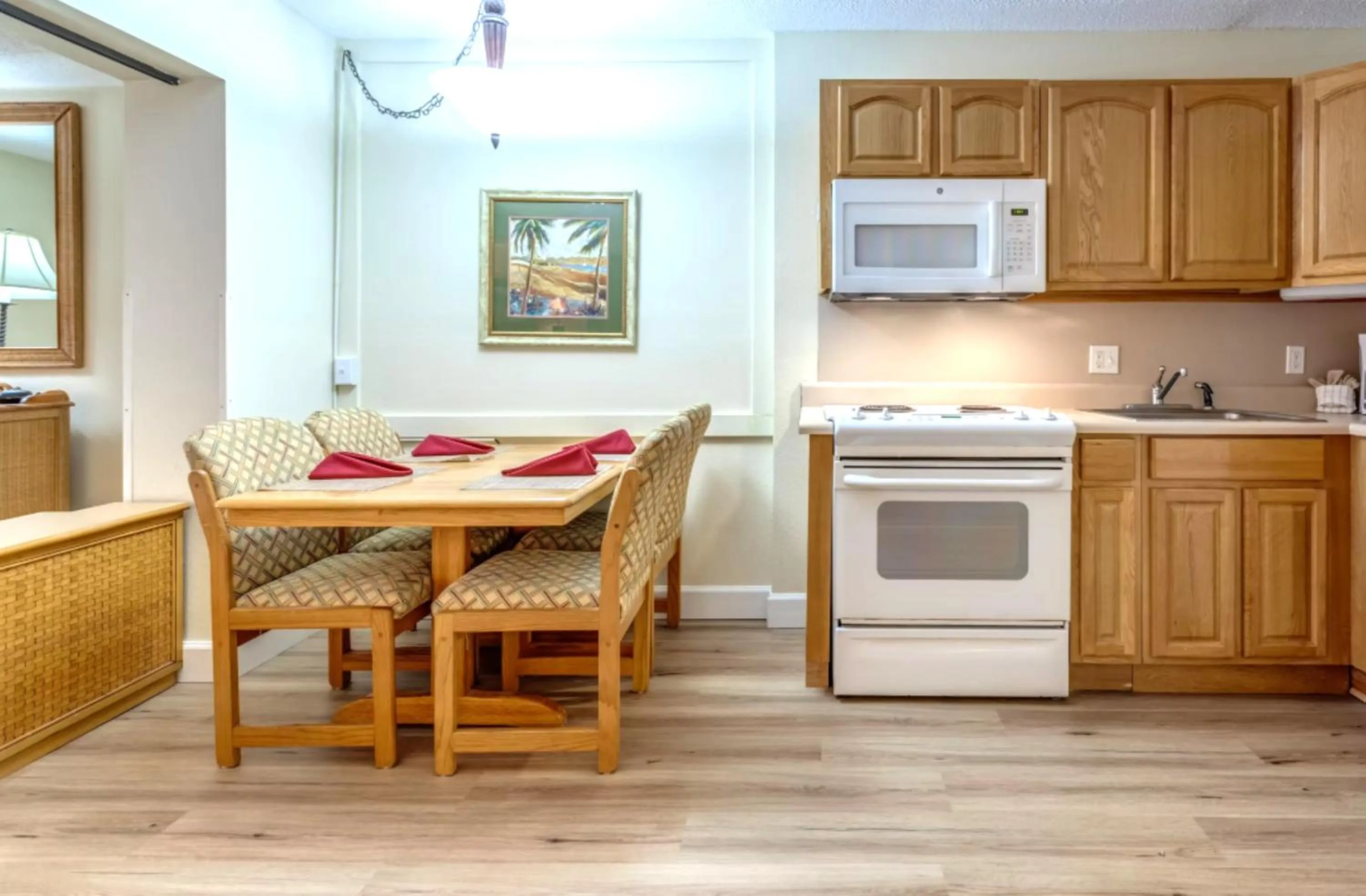 Dining area in Destin Holiday Beach Resort