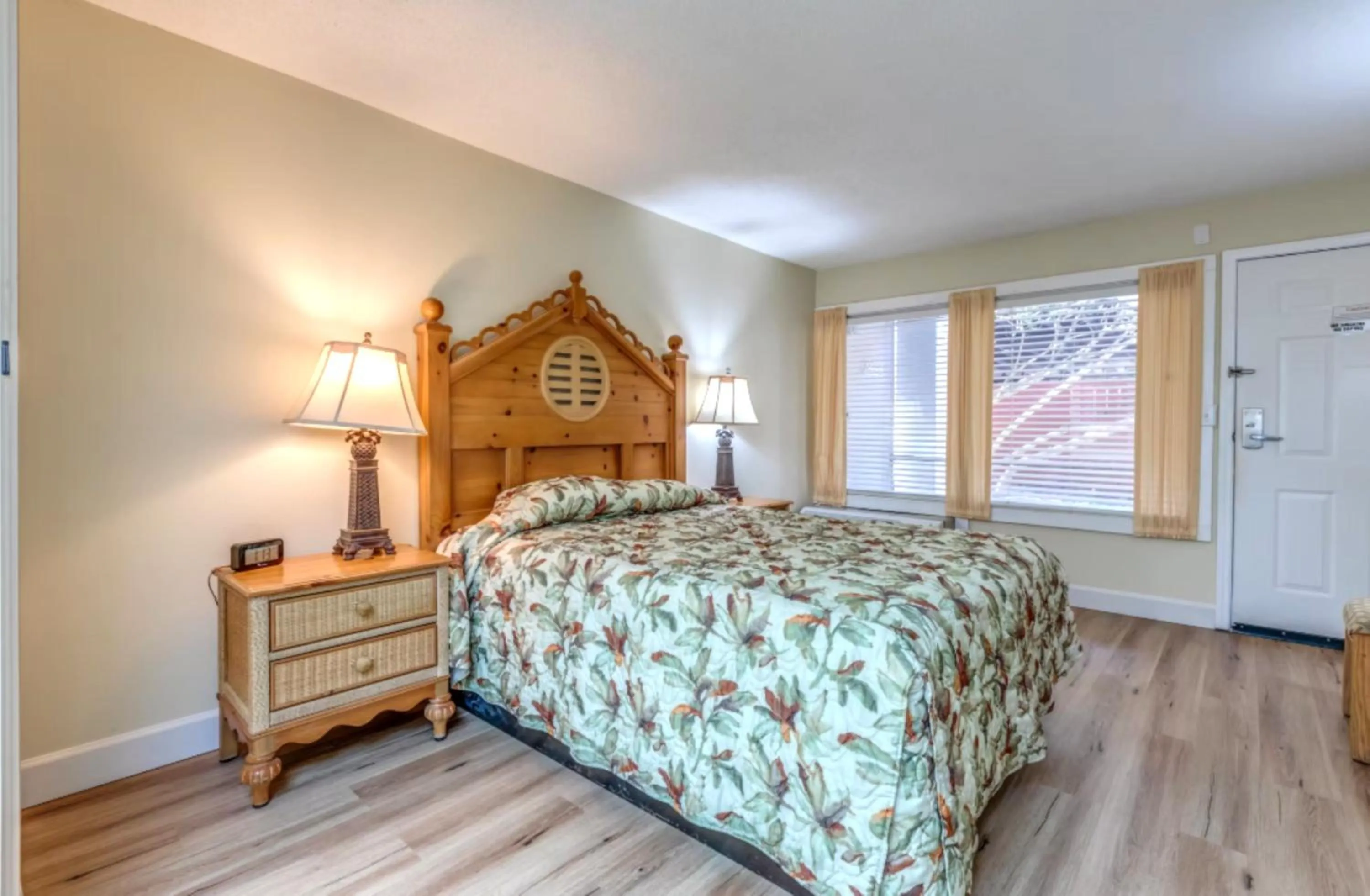 Bedroom, Bed in Destin Holiday Beach Resort