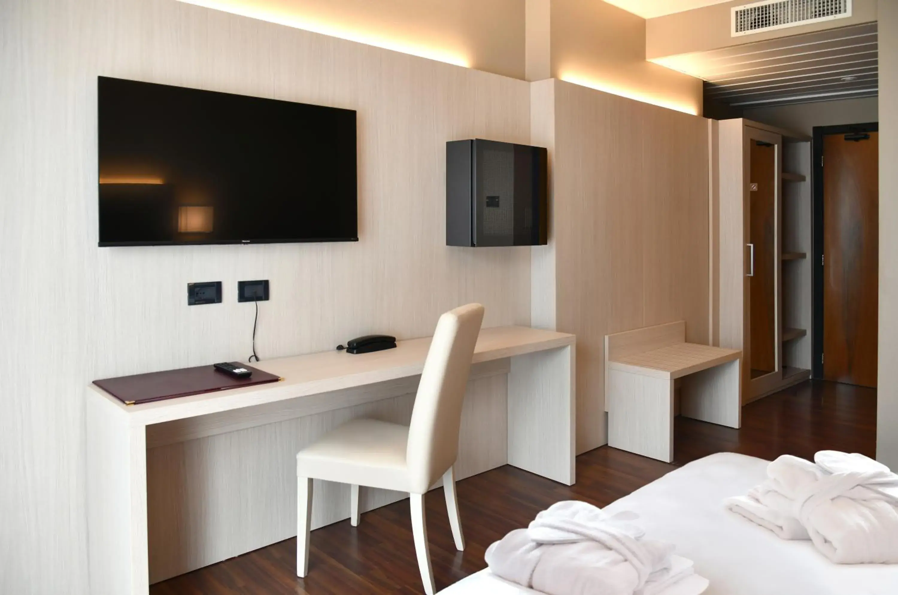 hair dresser, Bed in Yachting Hotel Mistral hair dresser, Bed in Yachting Hotel Mistral