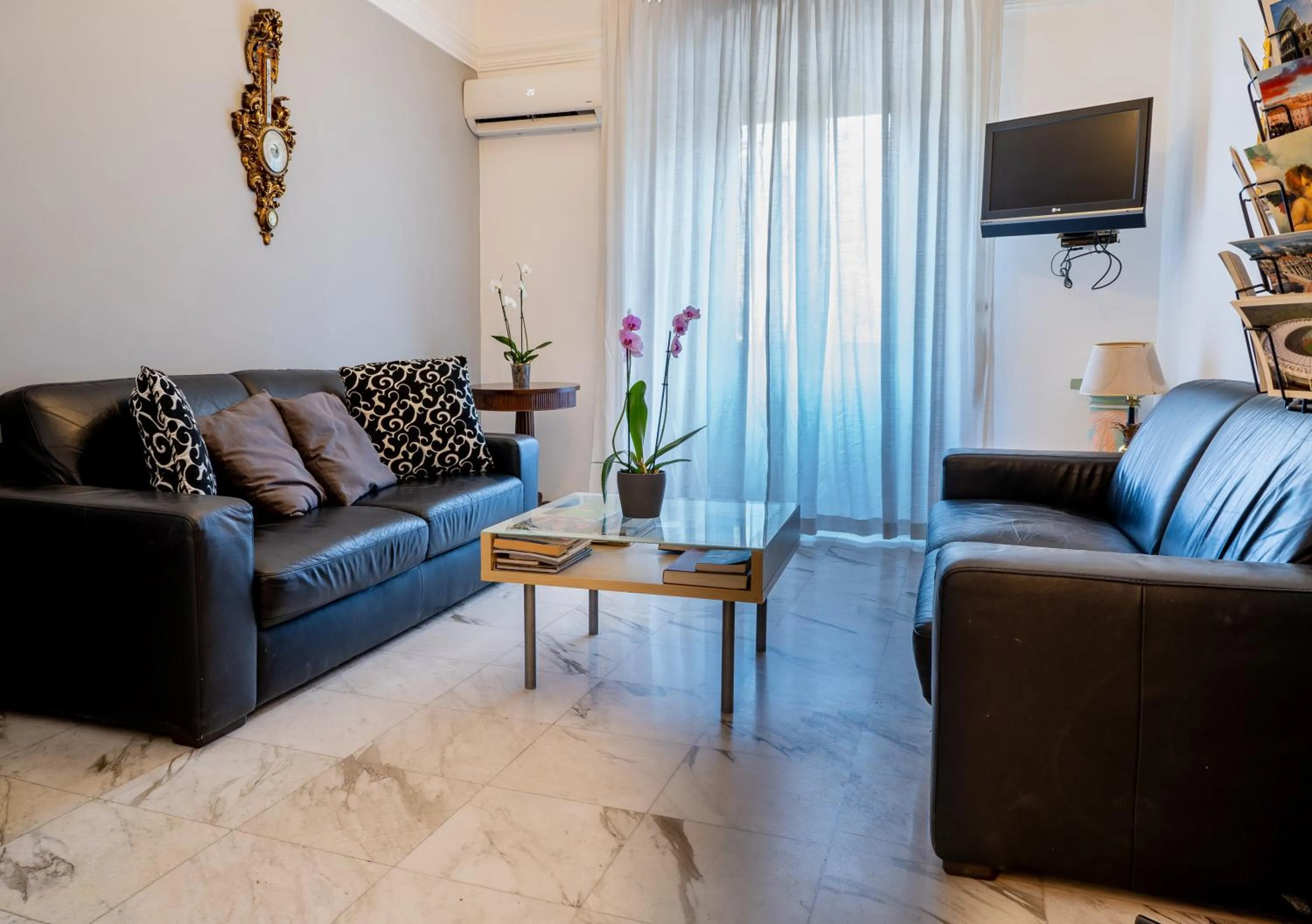 Communal lounge/ TV room in Hotel Gabriella