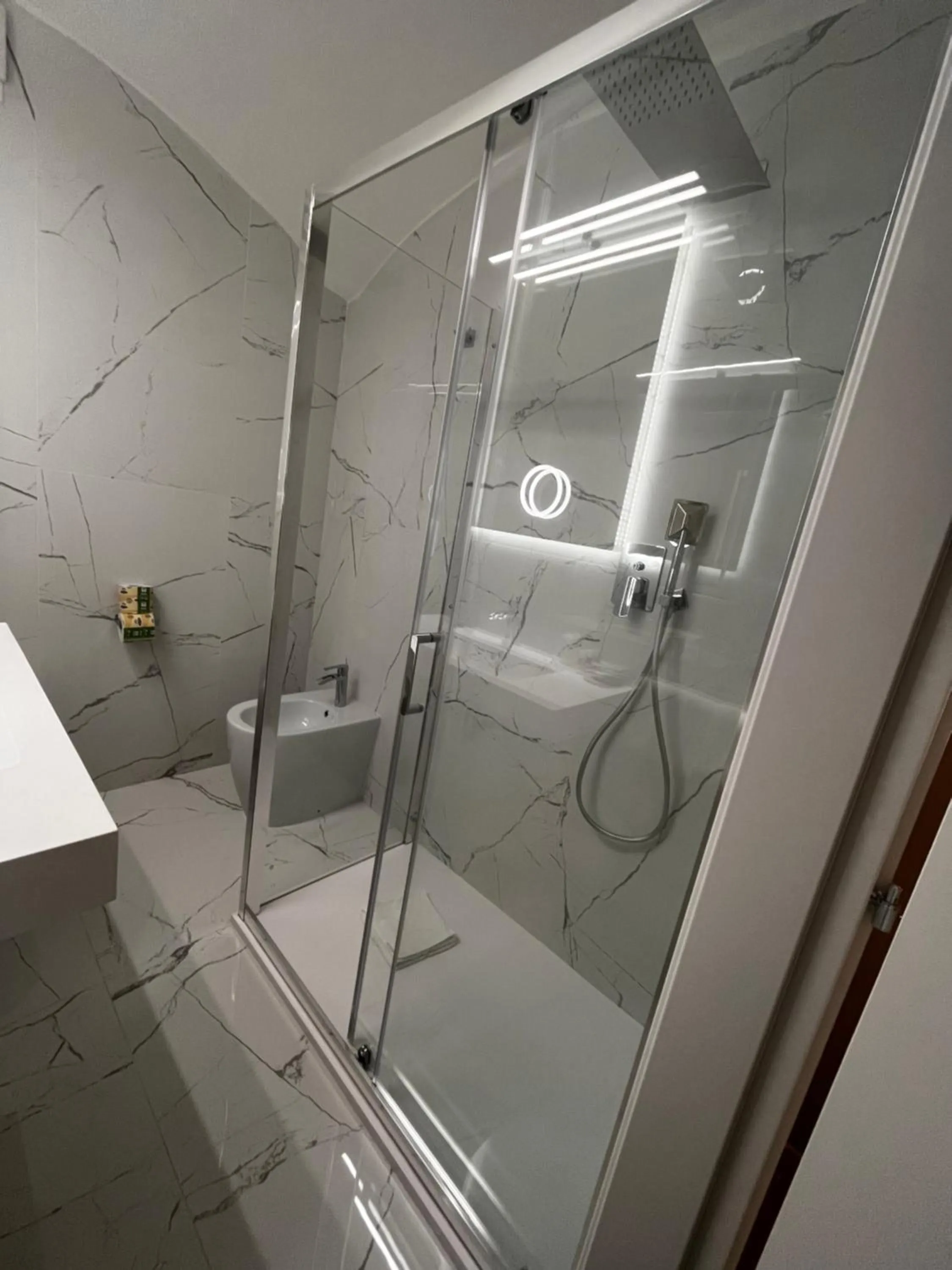 Shower in Hotel Gabriella