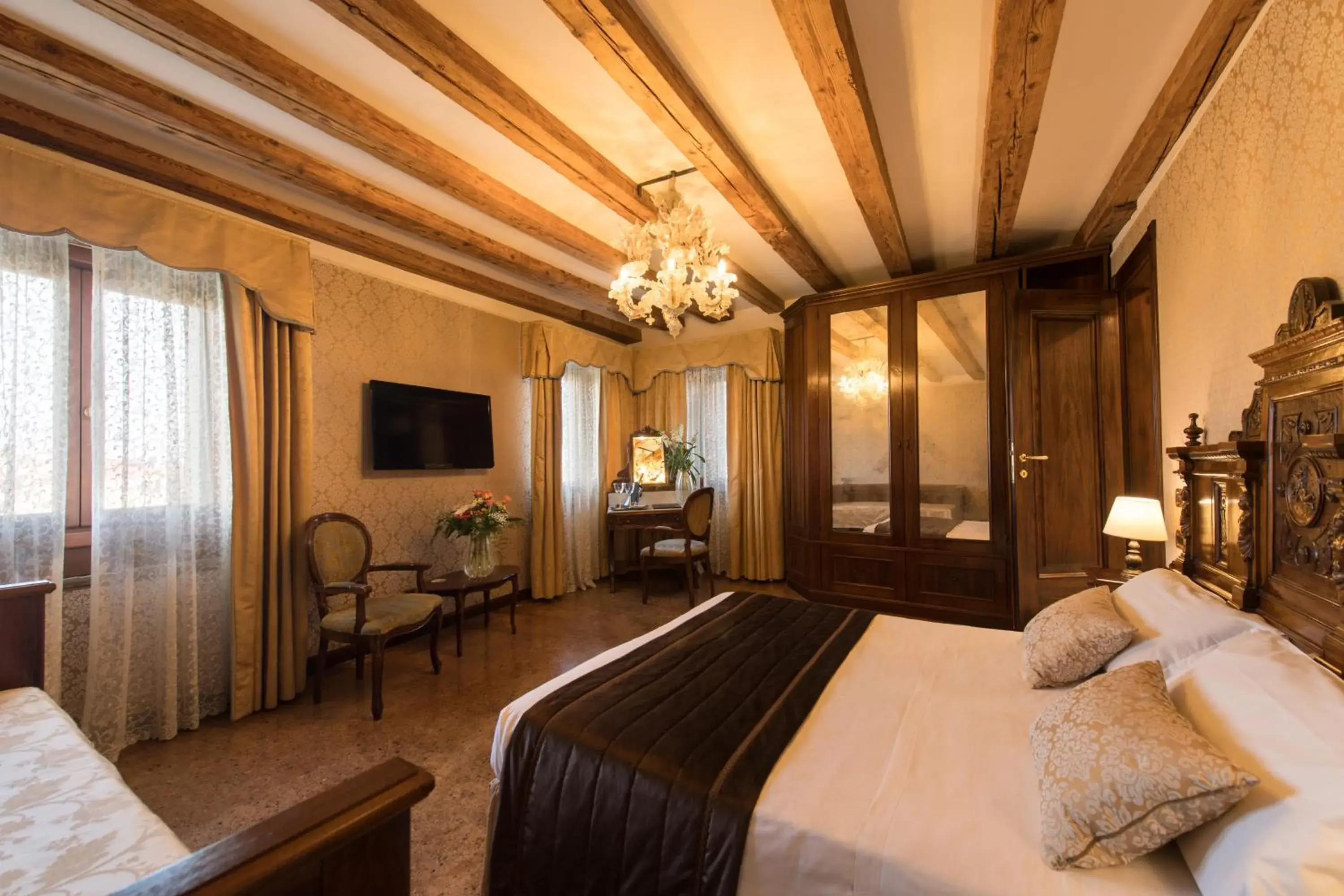 Bedroom, Bed in Palazzo Bembo - Exclusive Accommodation Bedroom, Bed in Palazzo Bembo - Exclusive Accommodation