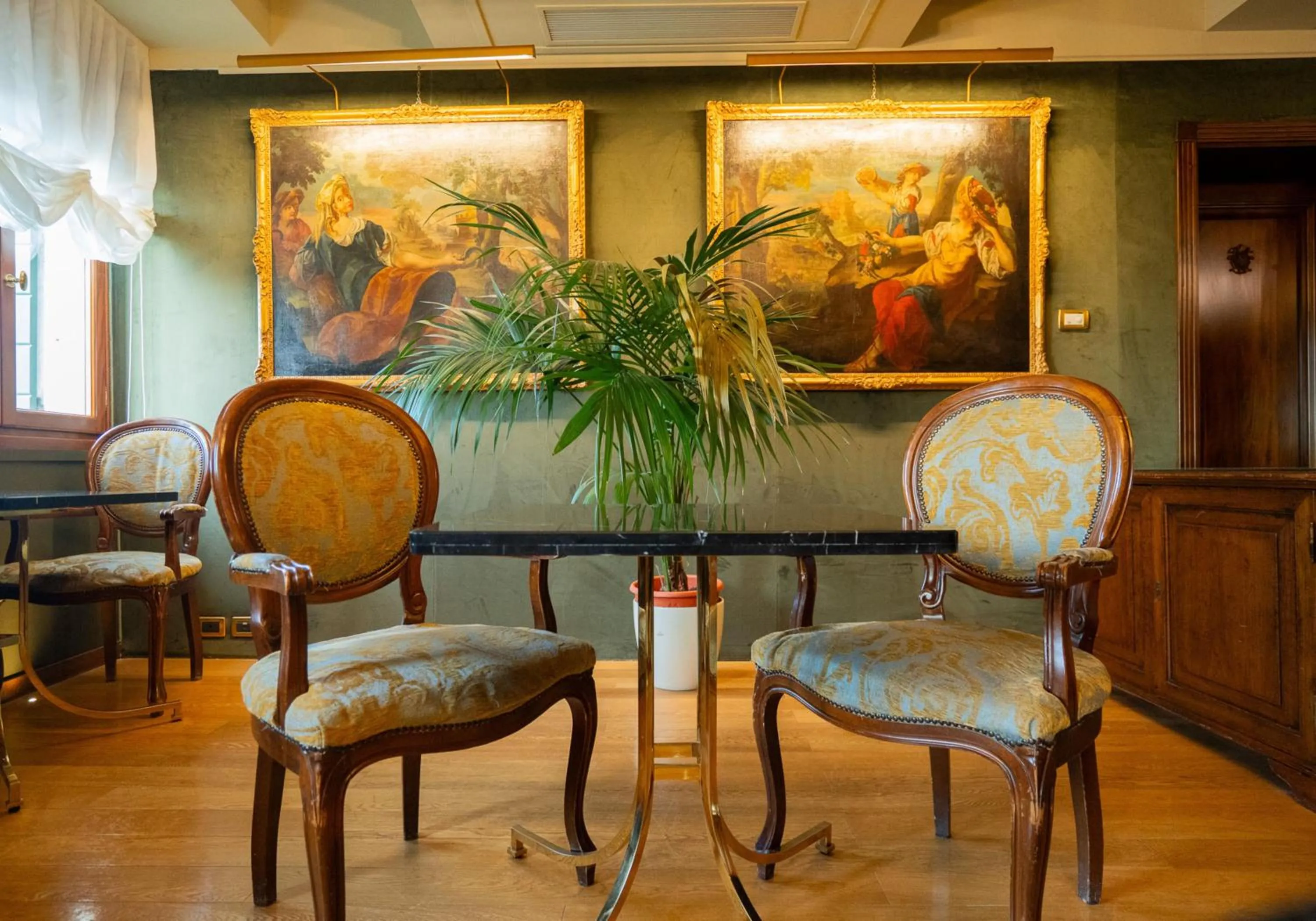Communal lounge/ TV room in Palazzo Bembo - Exclusive Accommodation