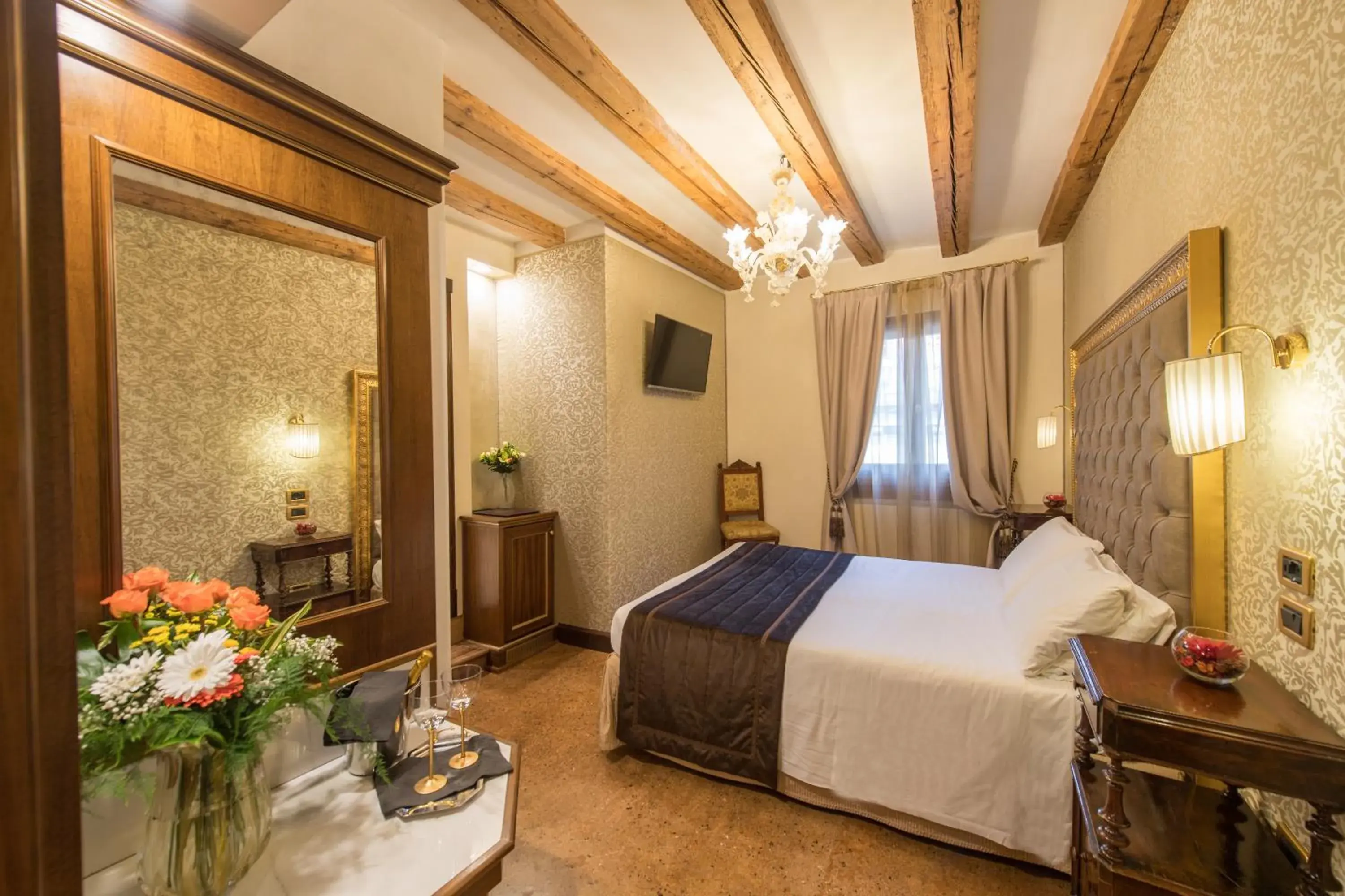 Bedroom, Bed in Palazzo Bembo - Exclusive Accommodation Bedroom, Bed in Palazzo Bembo - Exclusive Accommodation
