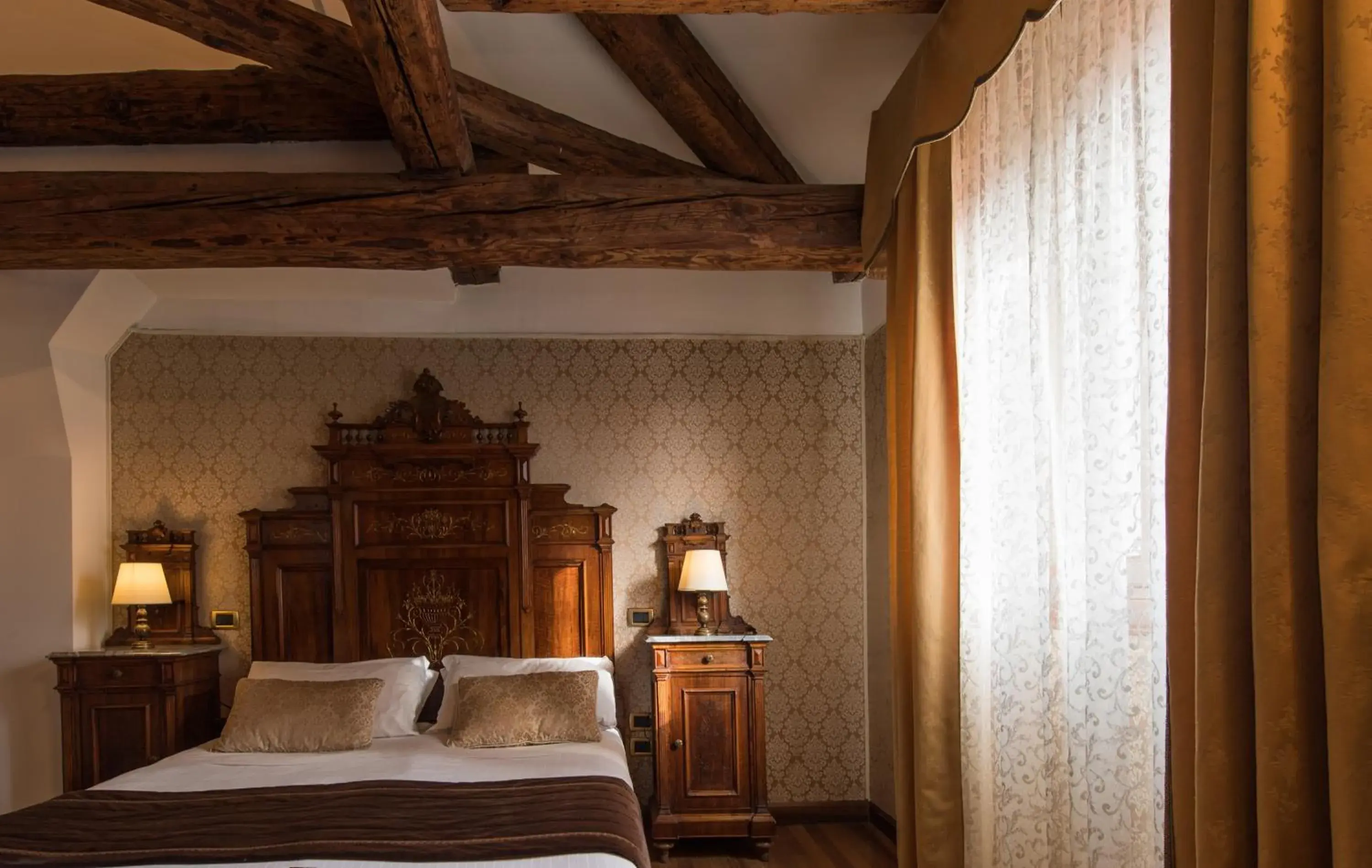 Bedroom, Bed in Palazzo Bembo - Exclusive Accommodation Bedroom, Bed in Palazzo Bembo - Exclusive Accommodation