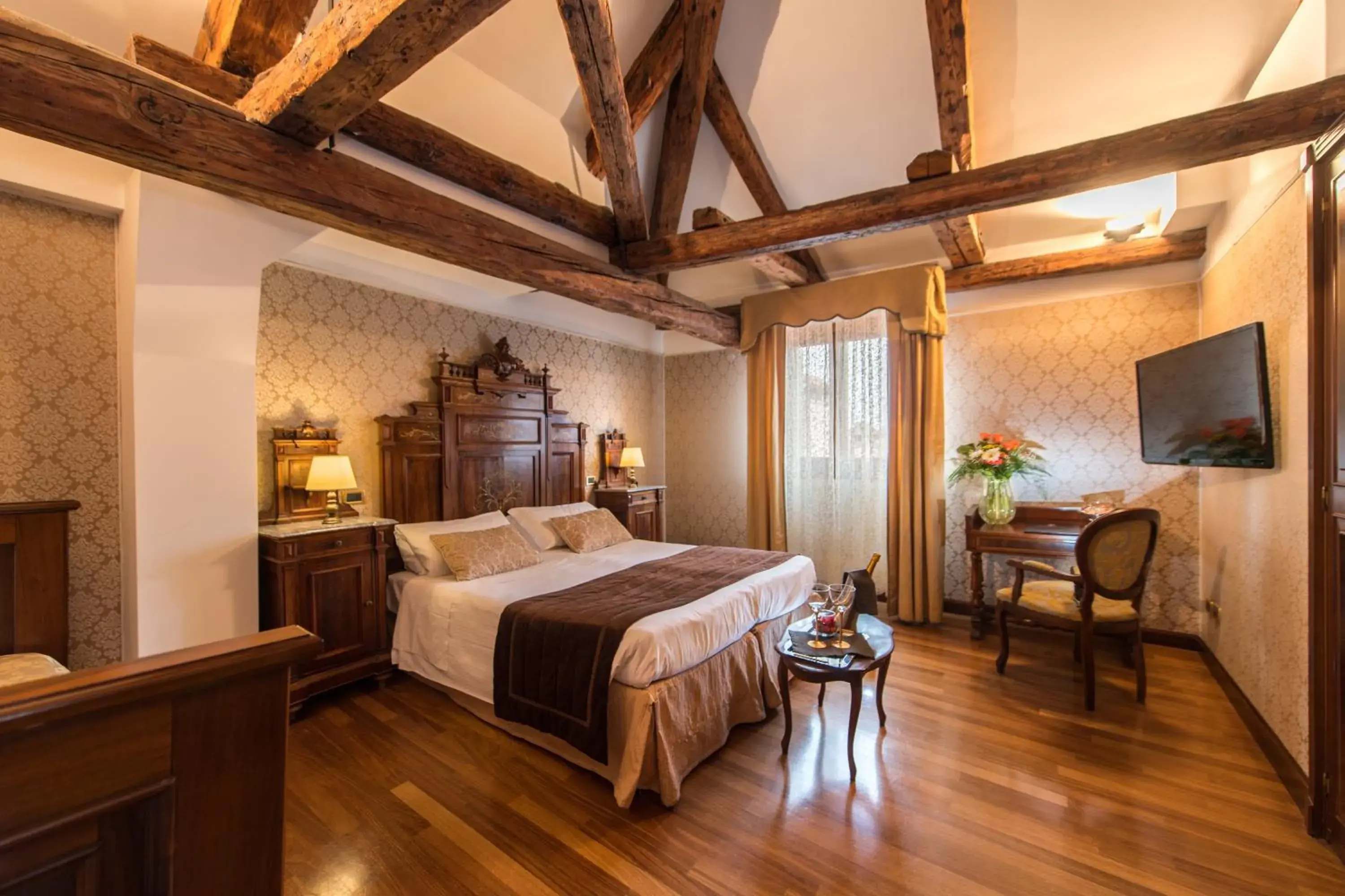 Bedroom, Bed in Palazzo Bembo - Exclusive Accommodation Bedroom, Bed in Palazzo Bembo - Exclusive Accommodation