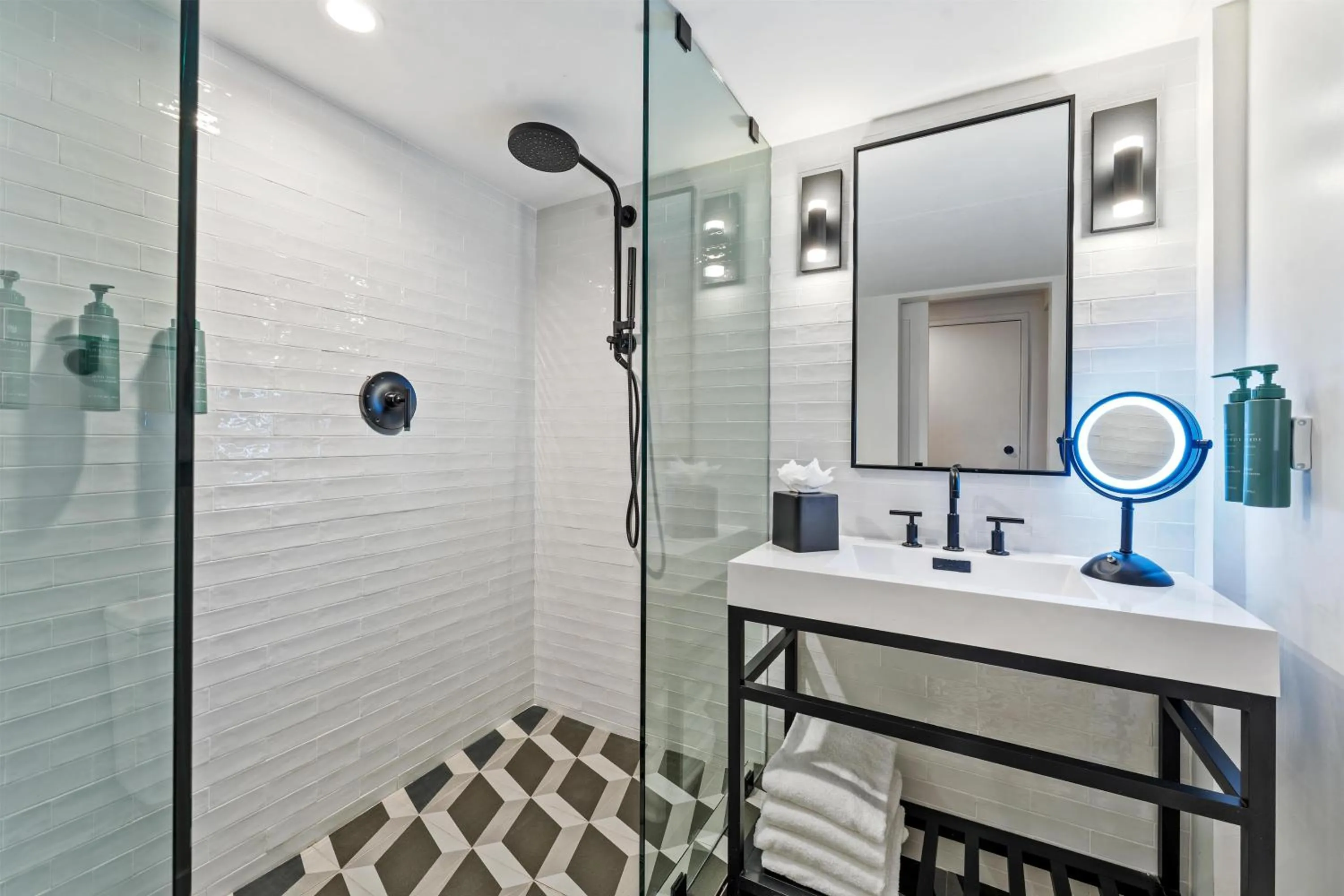 Bathroom in The Lum Hotel Los Angeles Stadium District