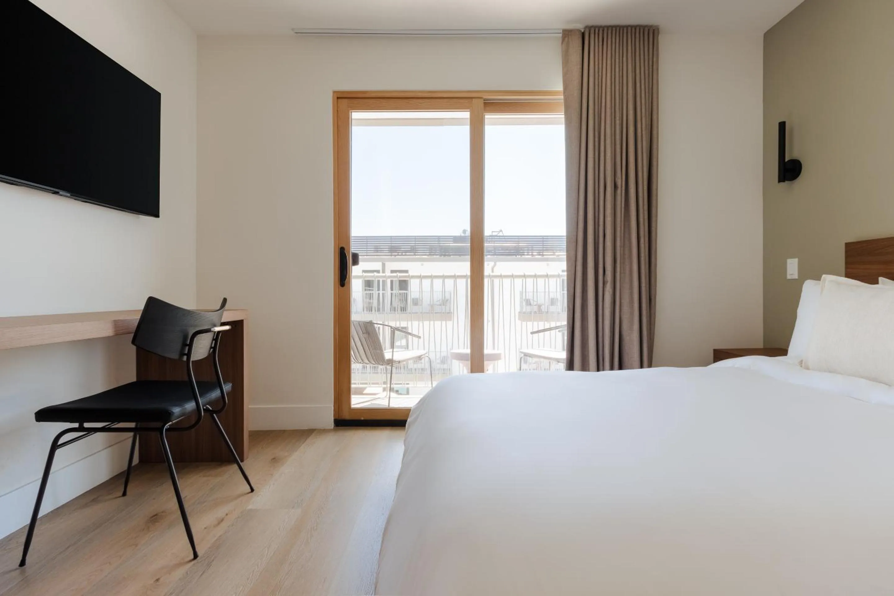 Bed in The Lum Hotel Los Angeles Stadium District