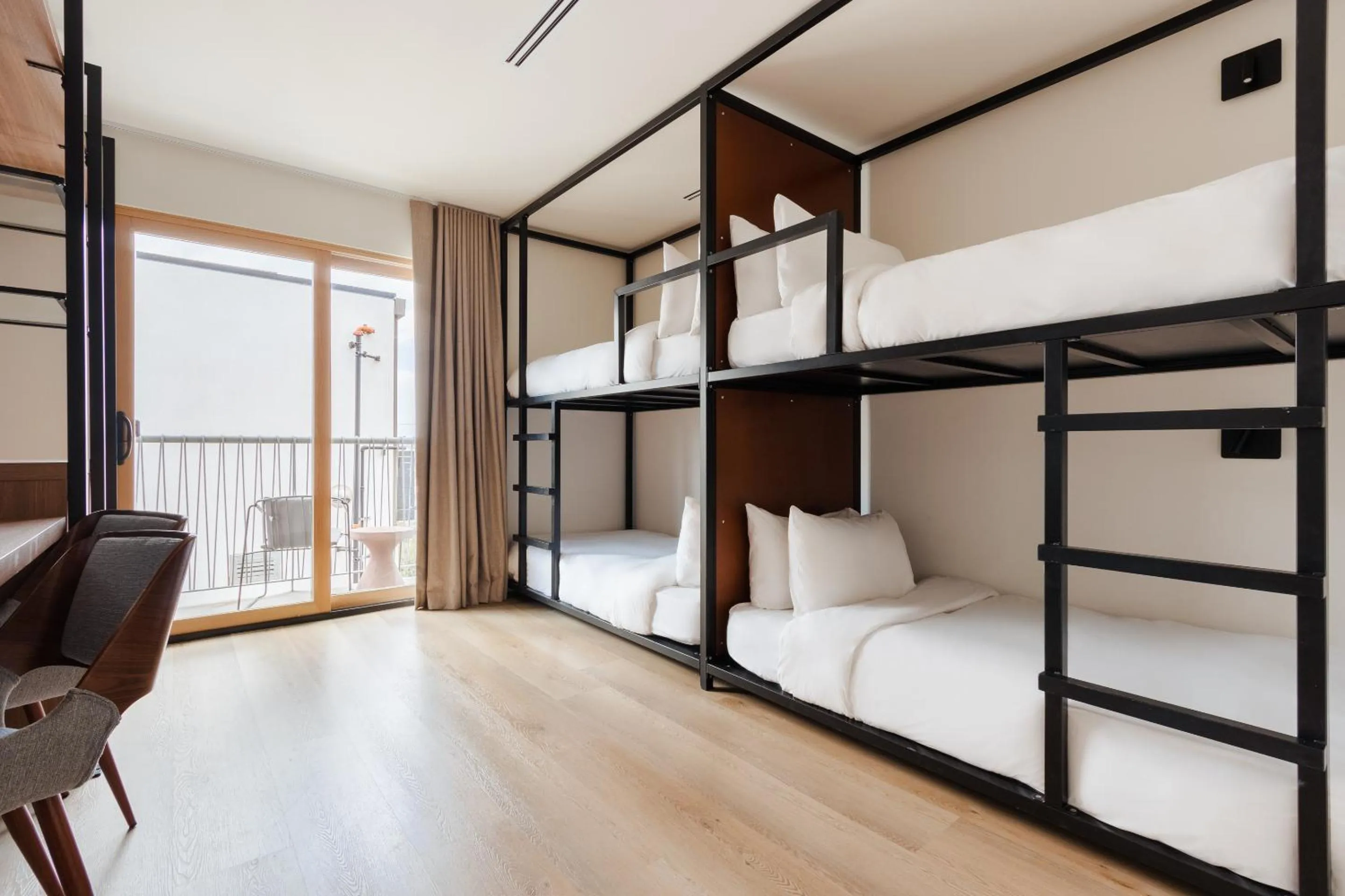 Bedroom, Bed in The Lum Hotel Los Angeles Stadium District