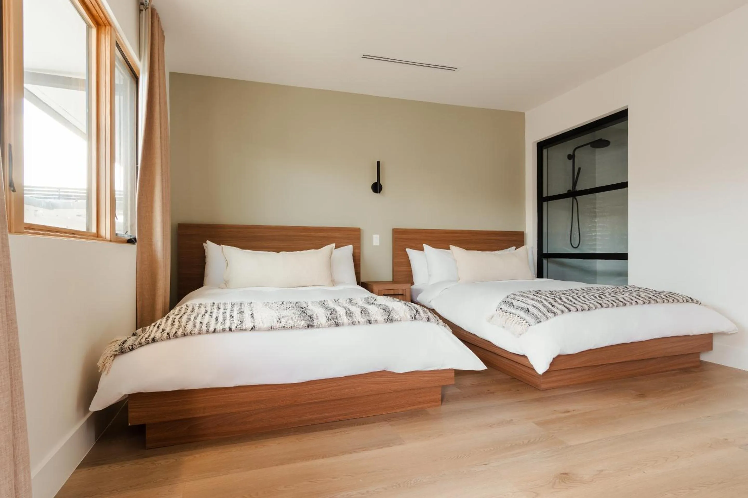 Bed in The Lum Hotel Los Angeles Stadium District