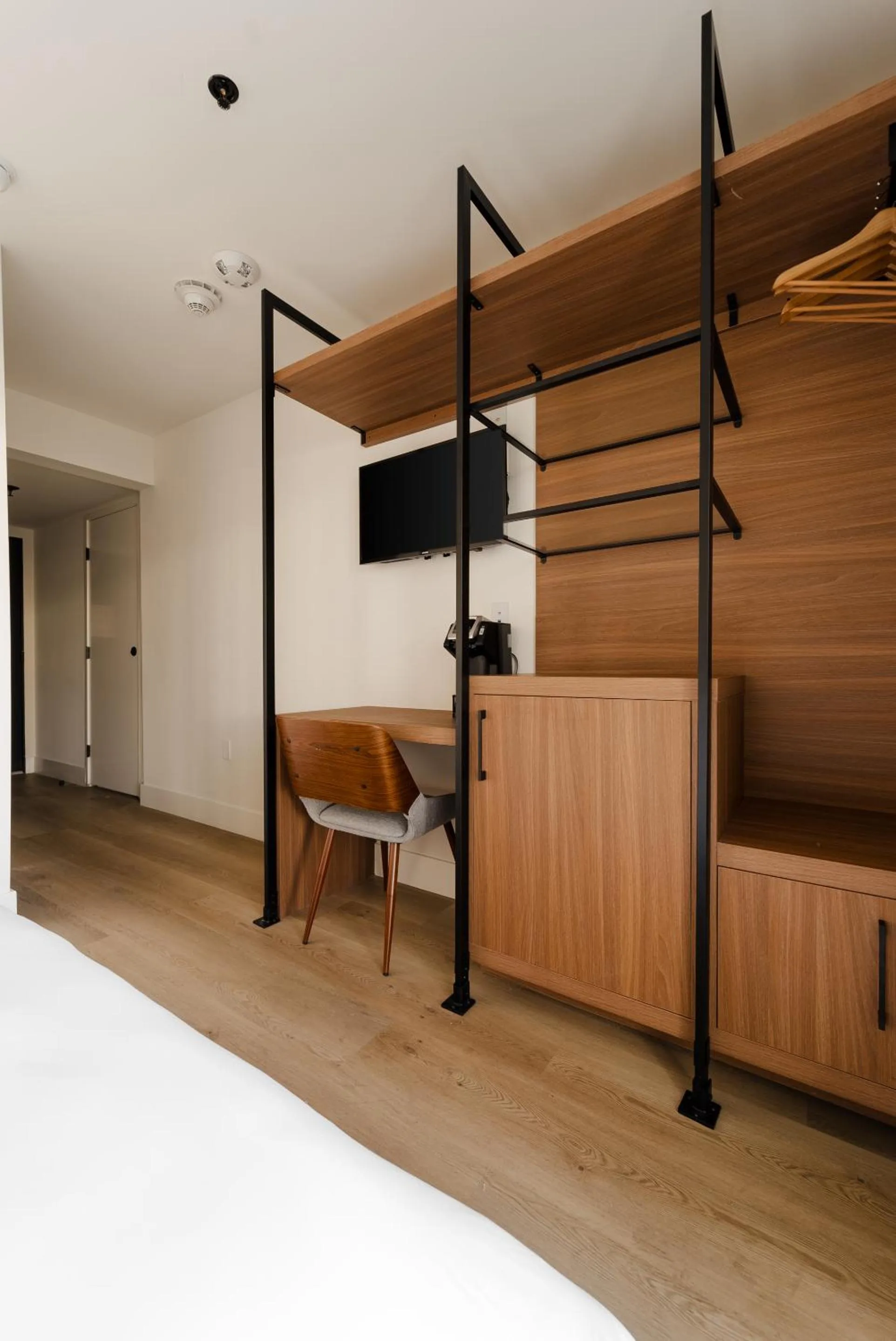 Bedroom, Bed in The Lum Hotel Los Angeles Stadium District