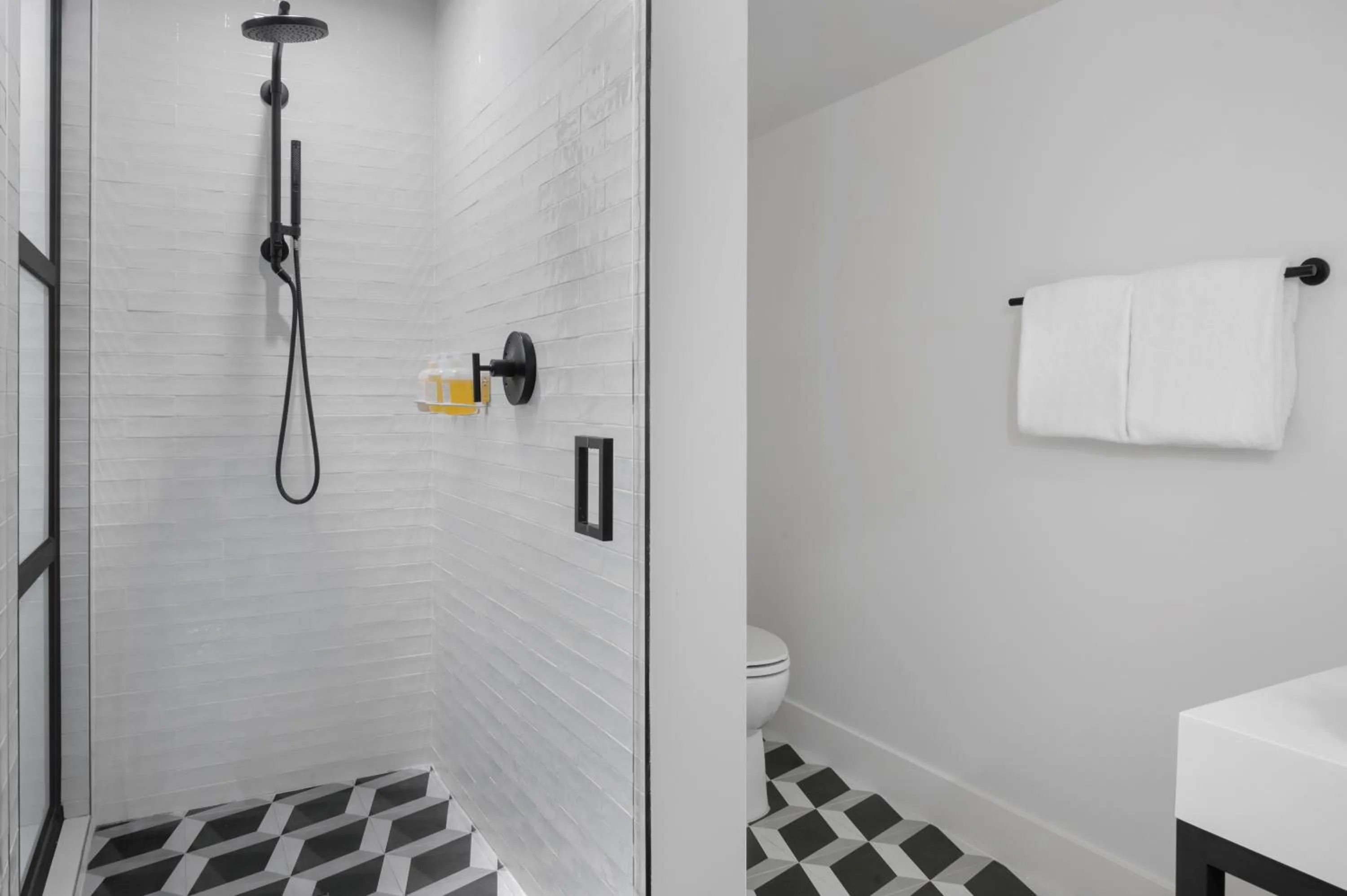 Bathroom in The Lum Hotel Los Angeles Stadium District