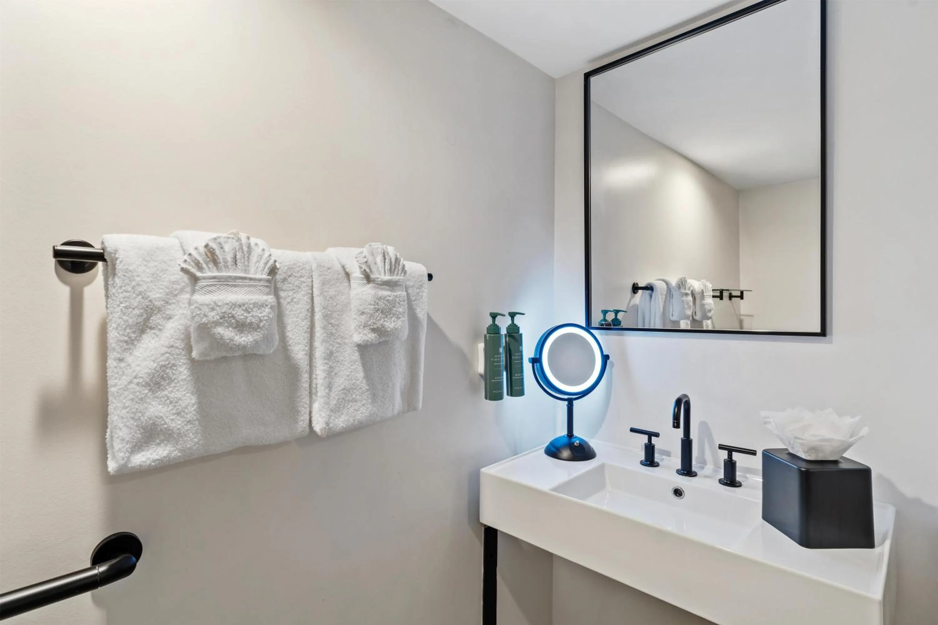 Bathroom in The Lum Hotel Los Angeles Stadium District