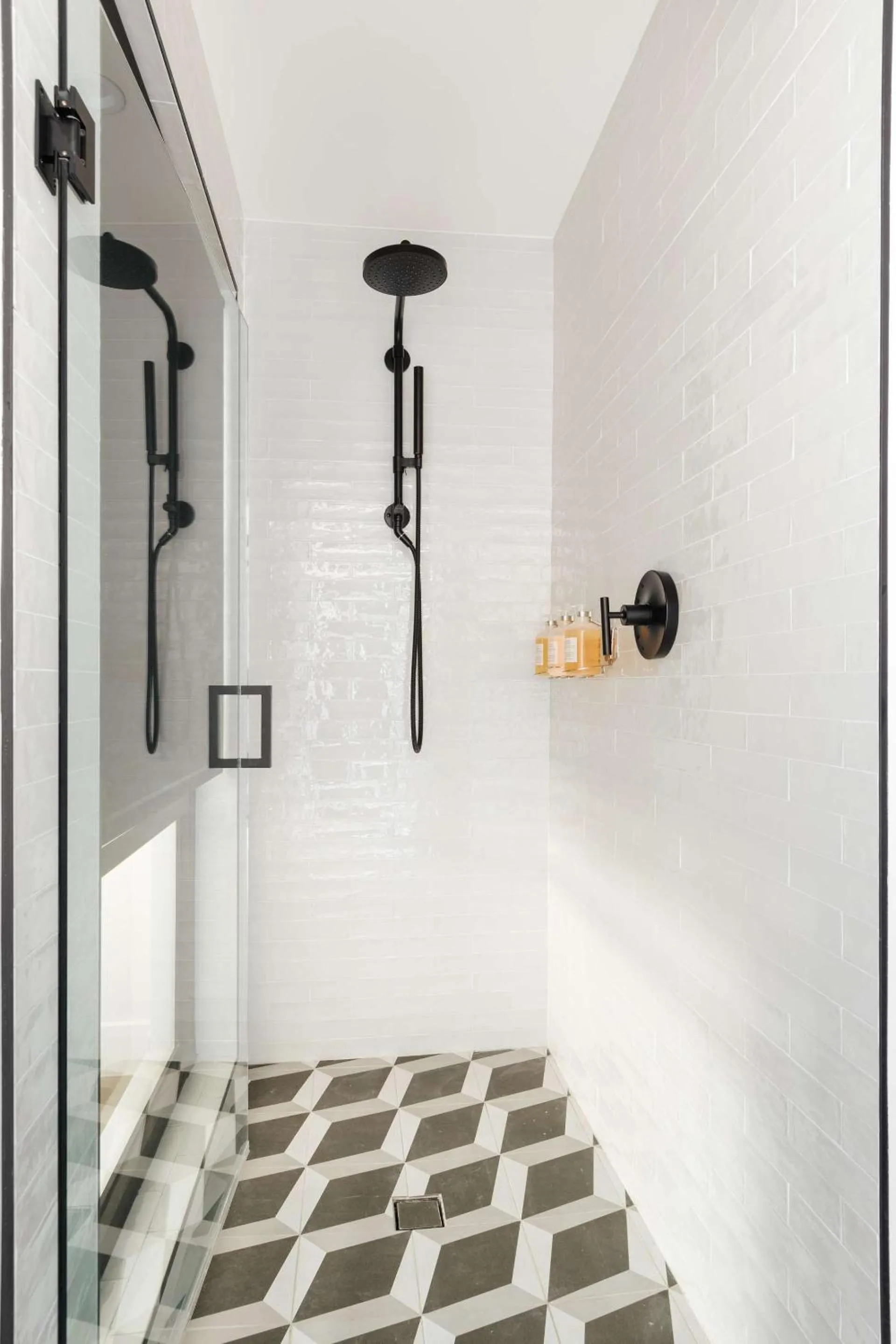 Bathroom in The Lum Hotel Los Angeles Stadium District