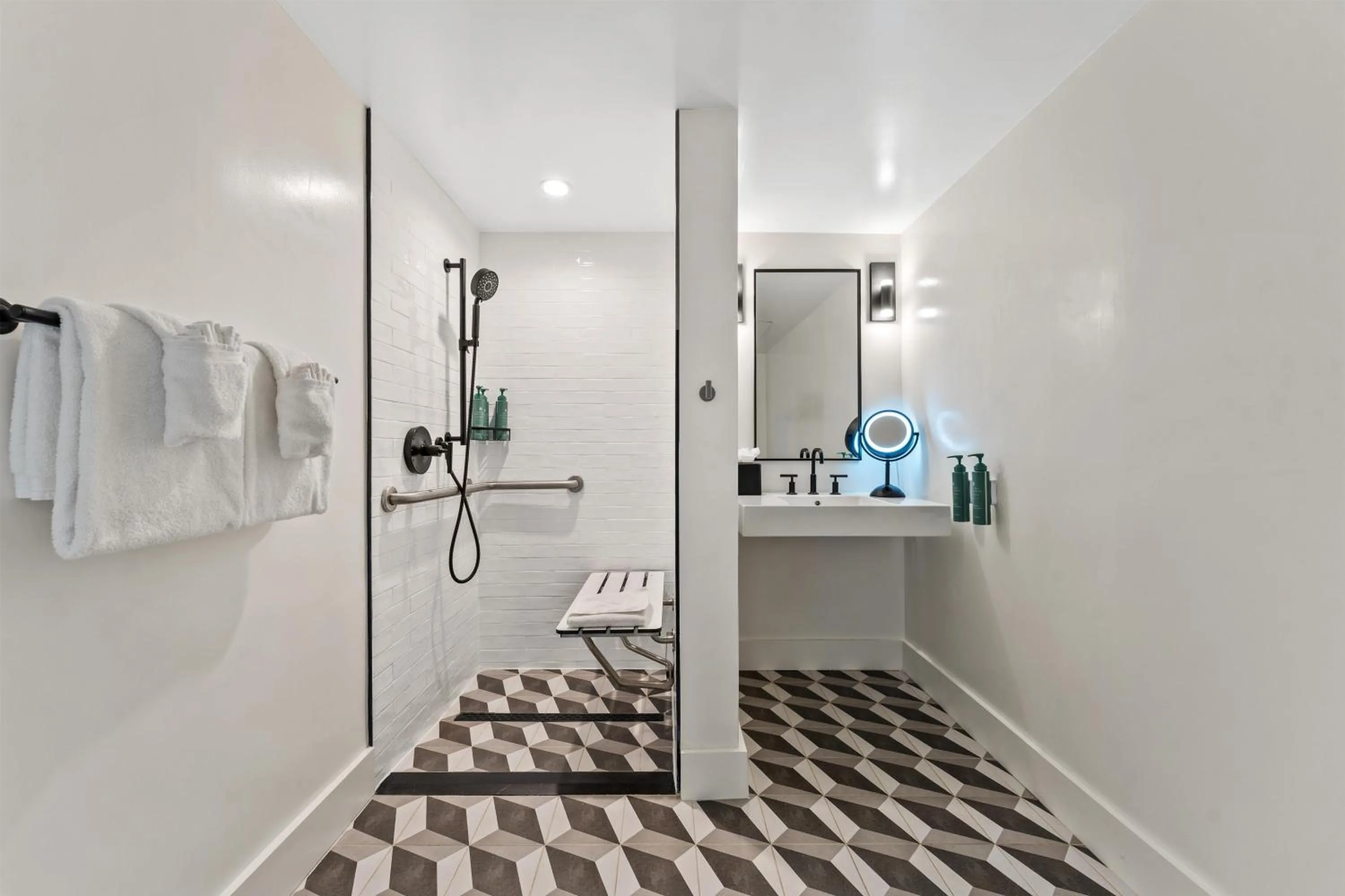 Bathroom in The Lum Hotel Los Angeles Stadium District