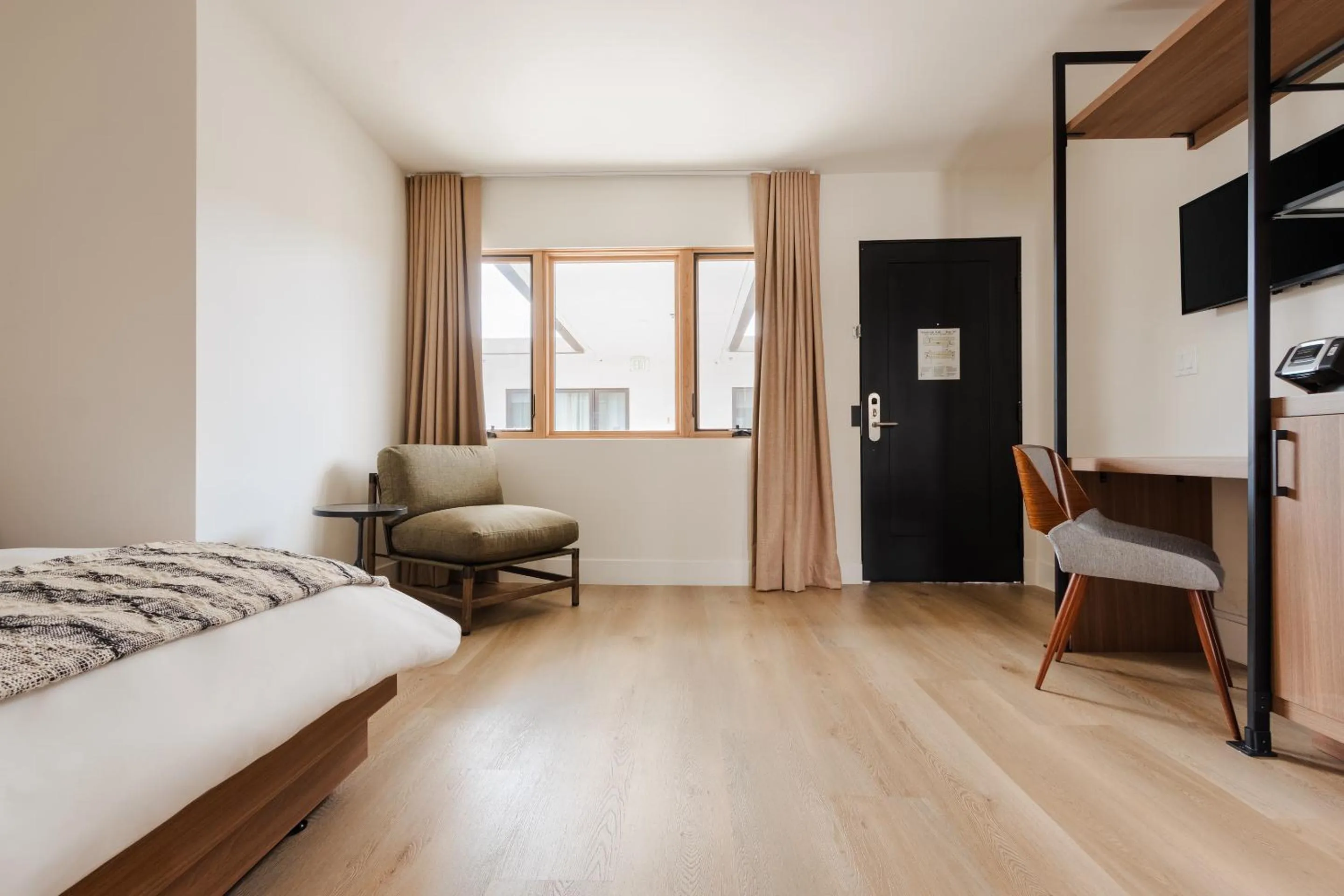 Bedroom, Bed in The Lum Hotel Los Angeles Stadium District