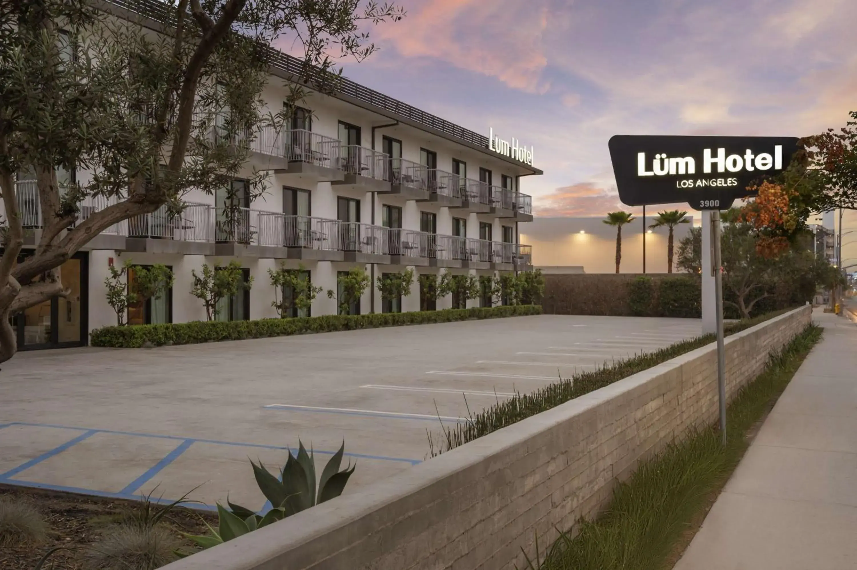 Property building in The Lum Hotel Los Angeles Stadium District Property building in The Lum Hotel Los Angeles Stadium District