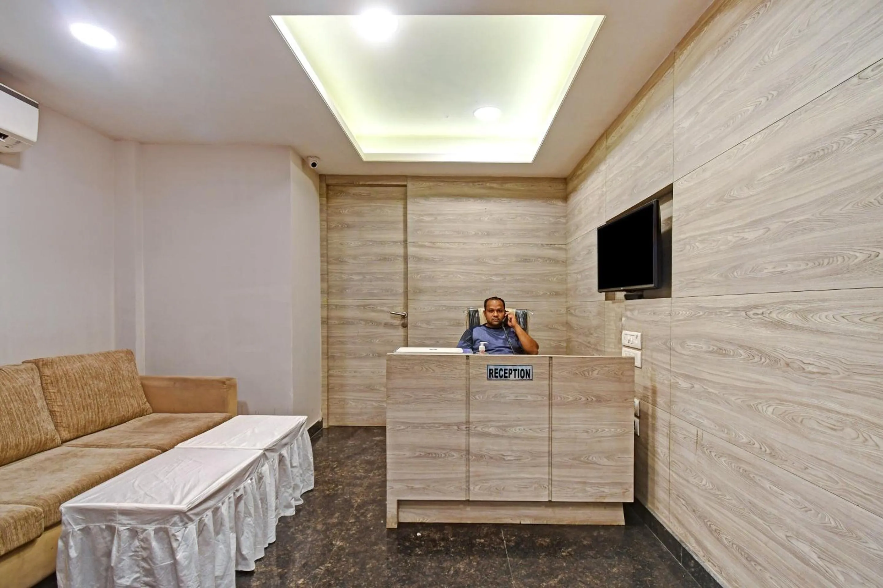 Lobby or reception in Super Townhouse Hotel All In One Near City Centre Salt Lake