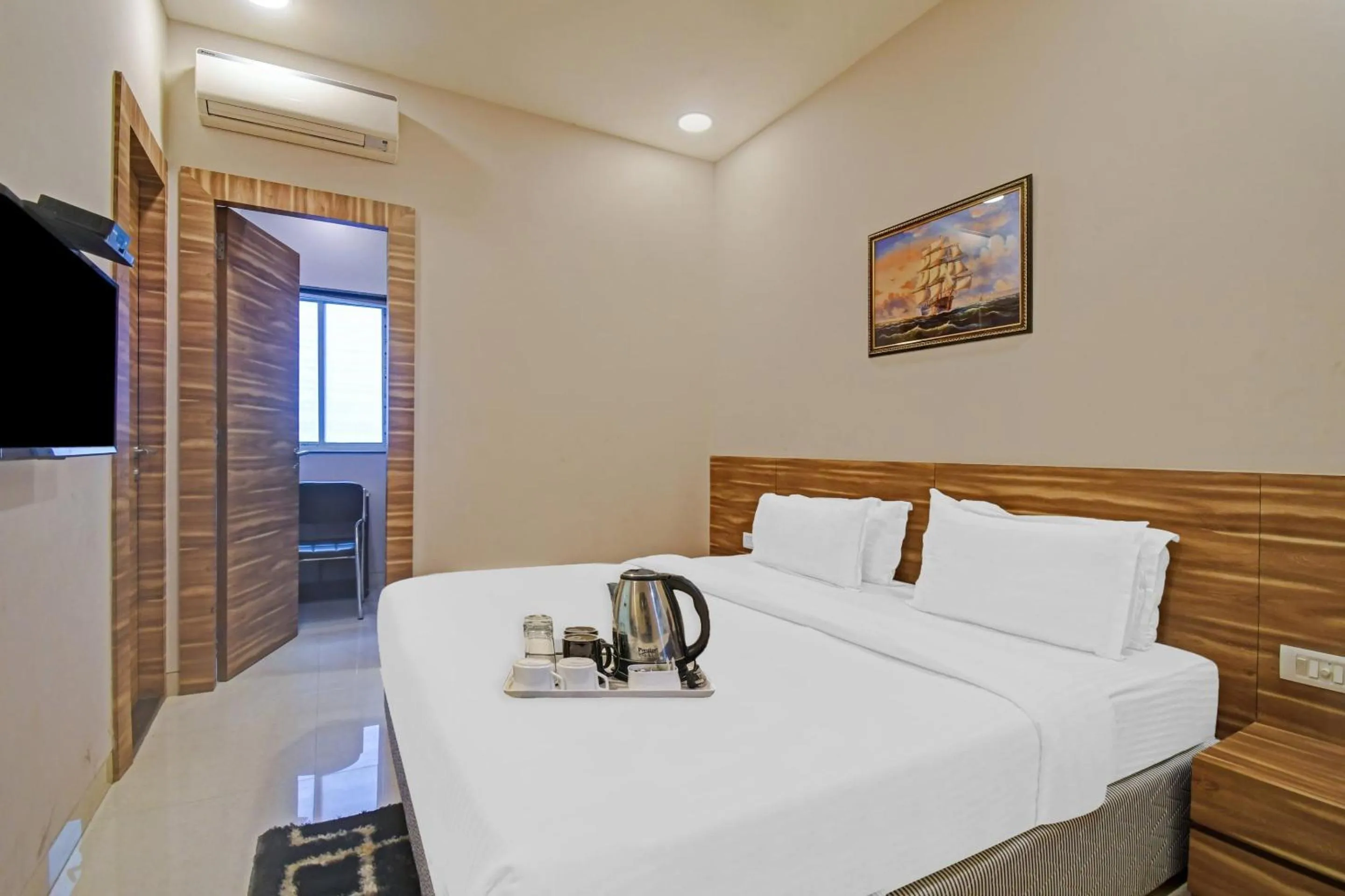 Bedroom, Bed in Super Townhouse Hotel All In One Near City Centre Salt Lake