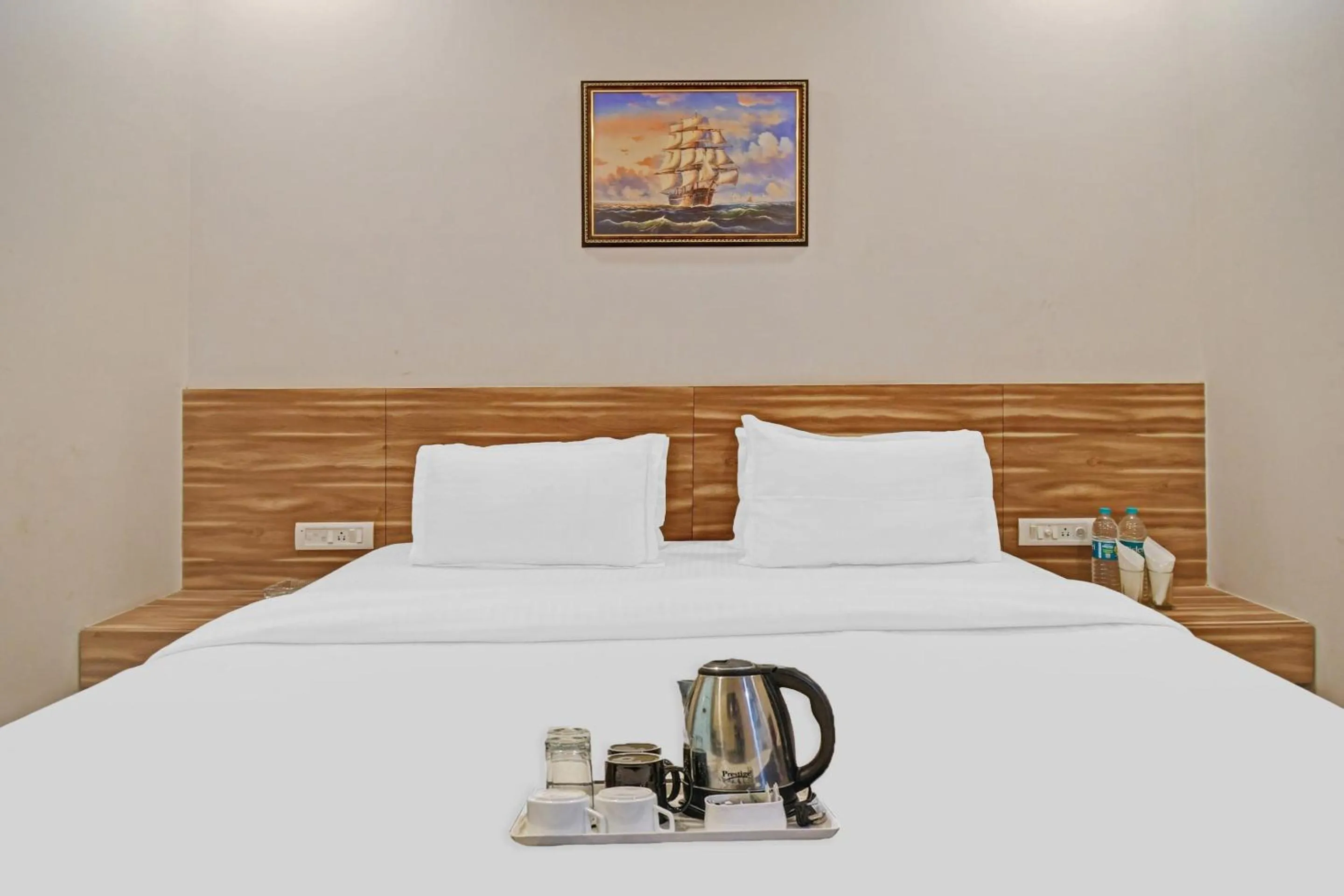 Bedroom, Bed in Super Townhouse Hotel All In One Near City Centre Salt Lake