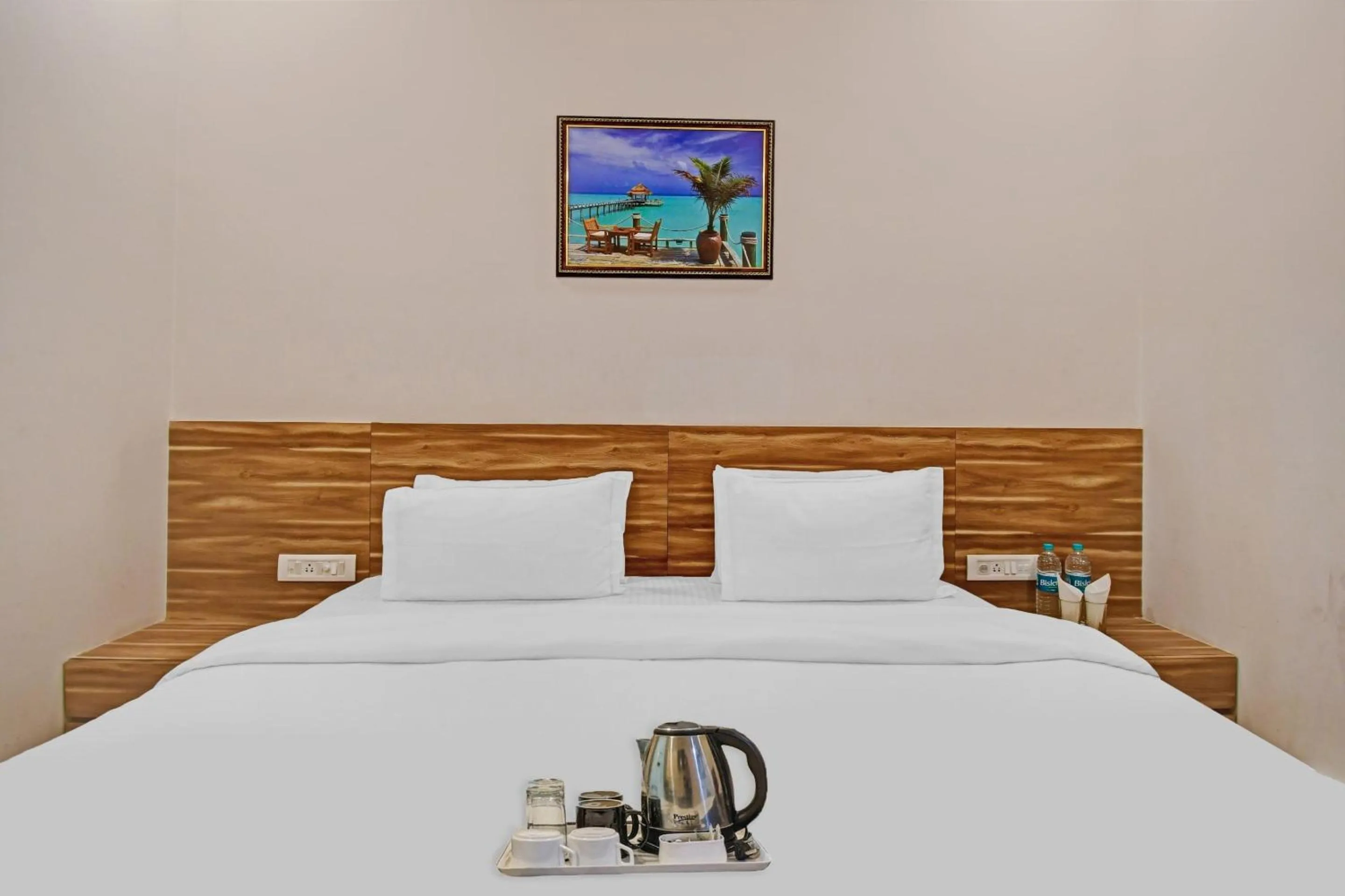 Bedroom, Bed in Super Townhouse Hotel All In One Near City Centre Salt Lake