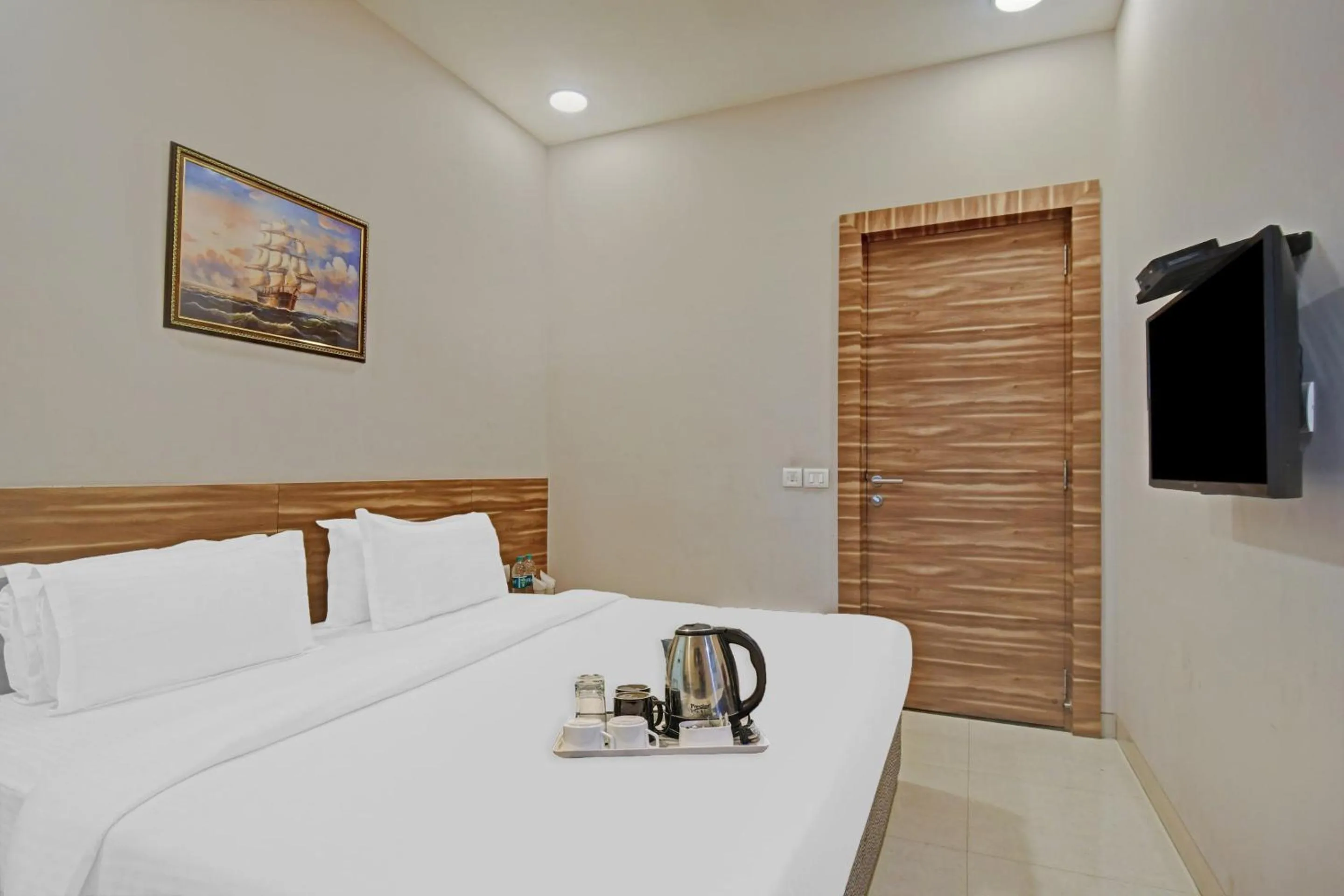 Bedroom, Bed in Super Townhouse Hotel All In One Near City Centre Salt Lake