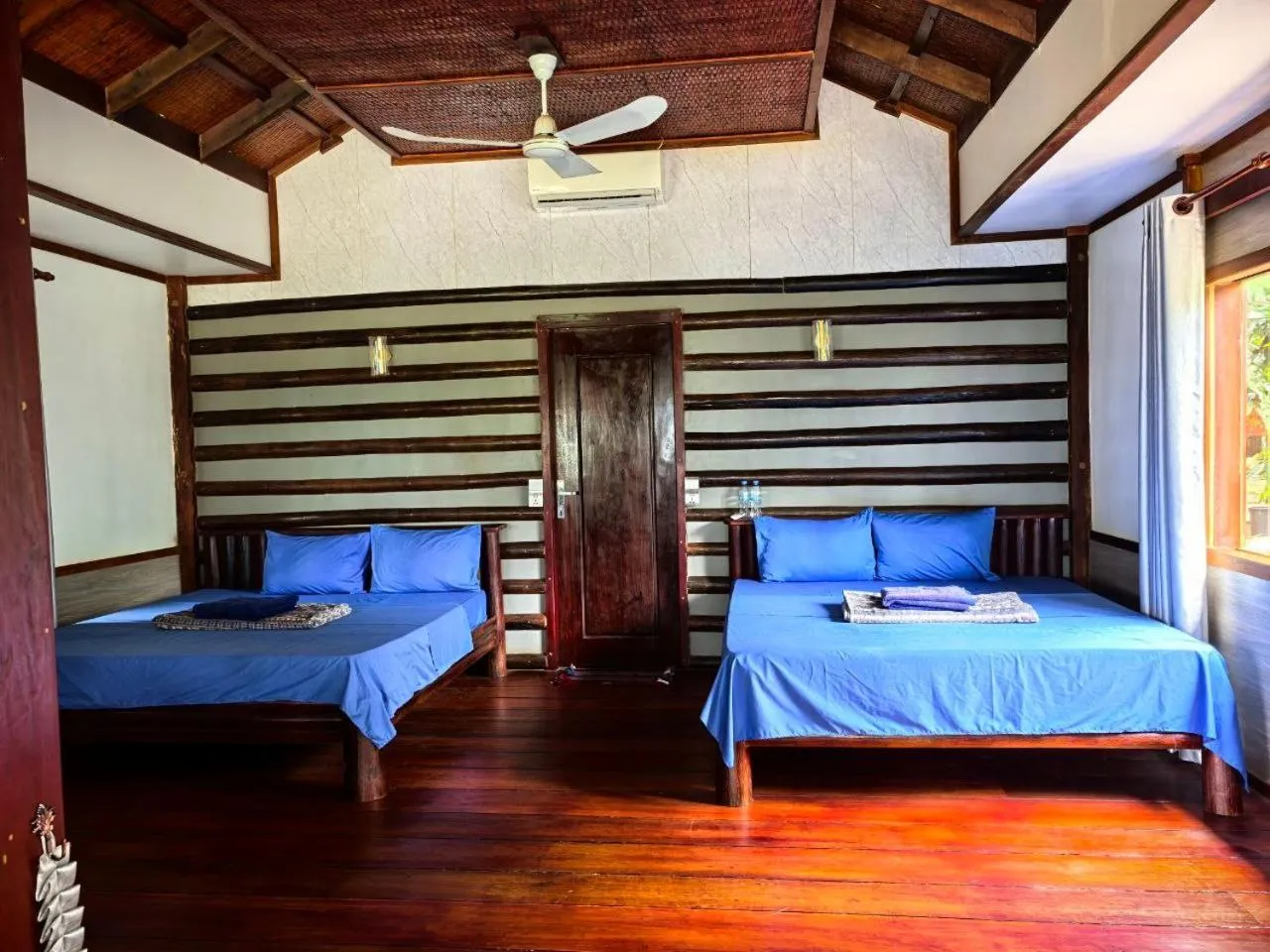 Photo of the whole room, Bed in Lazy Beach