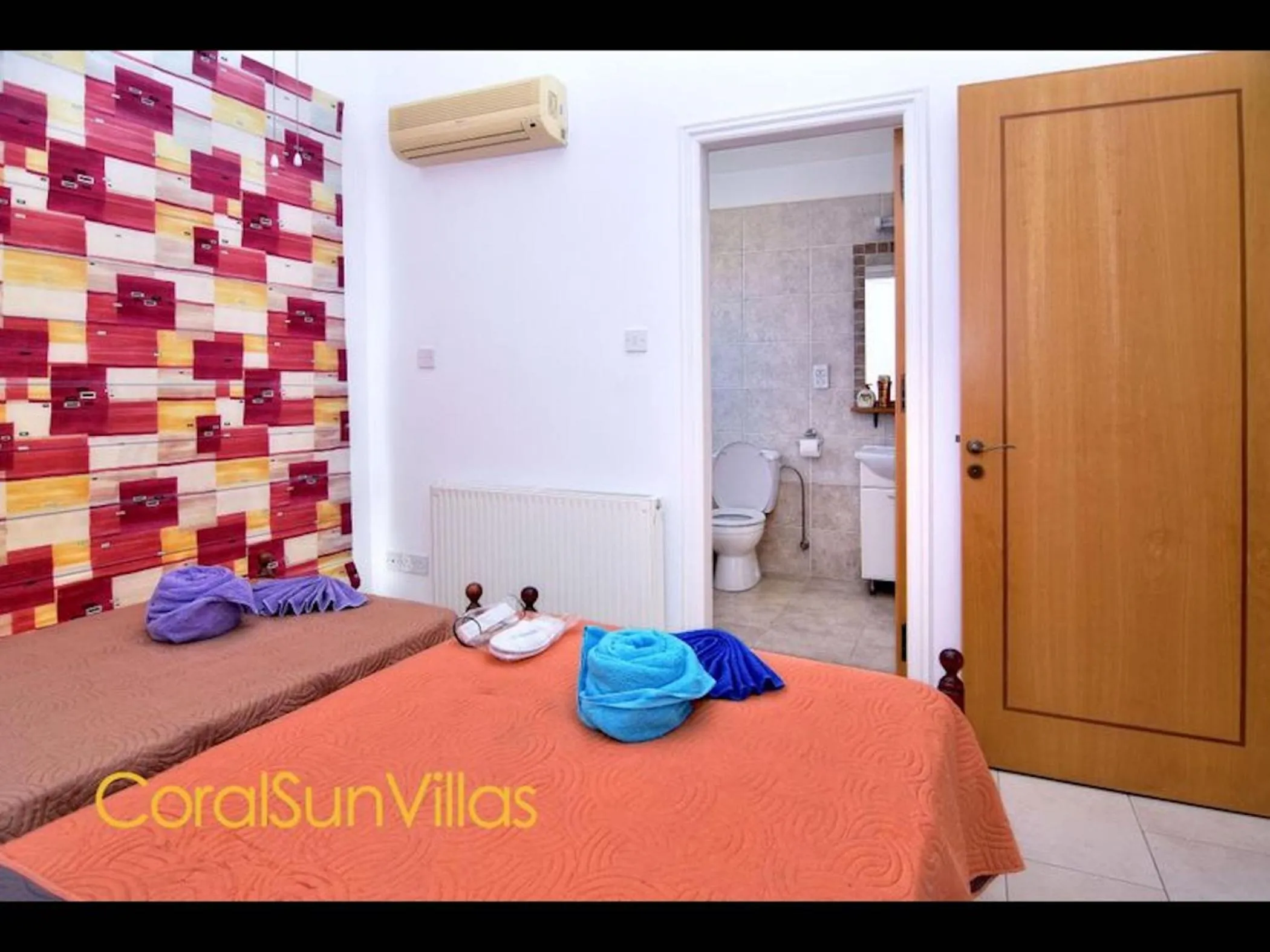 Bed in Villa 200m To The Coral Bay Strip, Large Pool