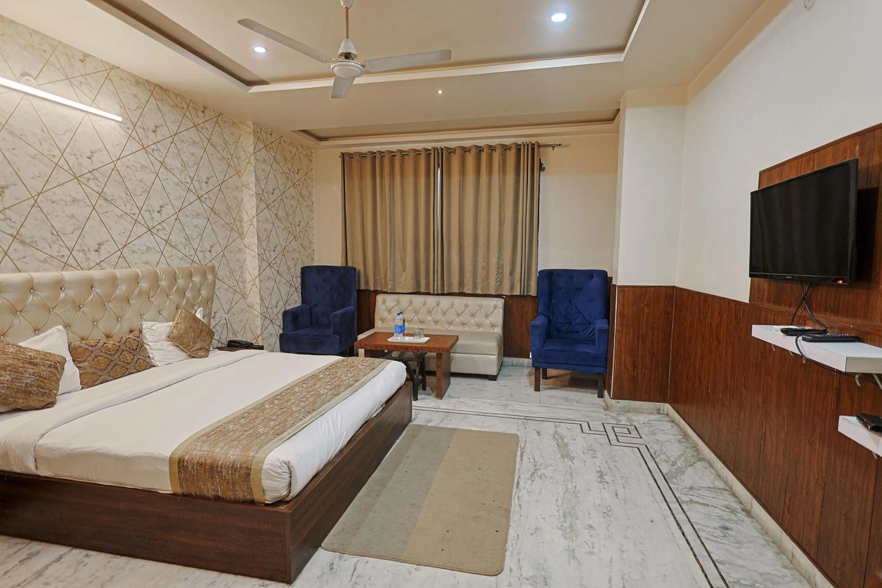 Bed in Hotel The Leaf - Gomti Nagar Lucknow