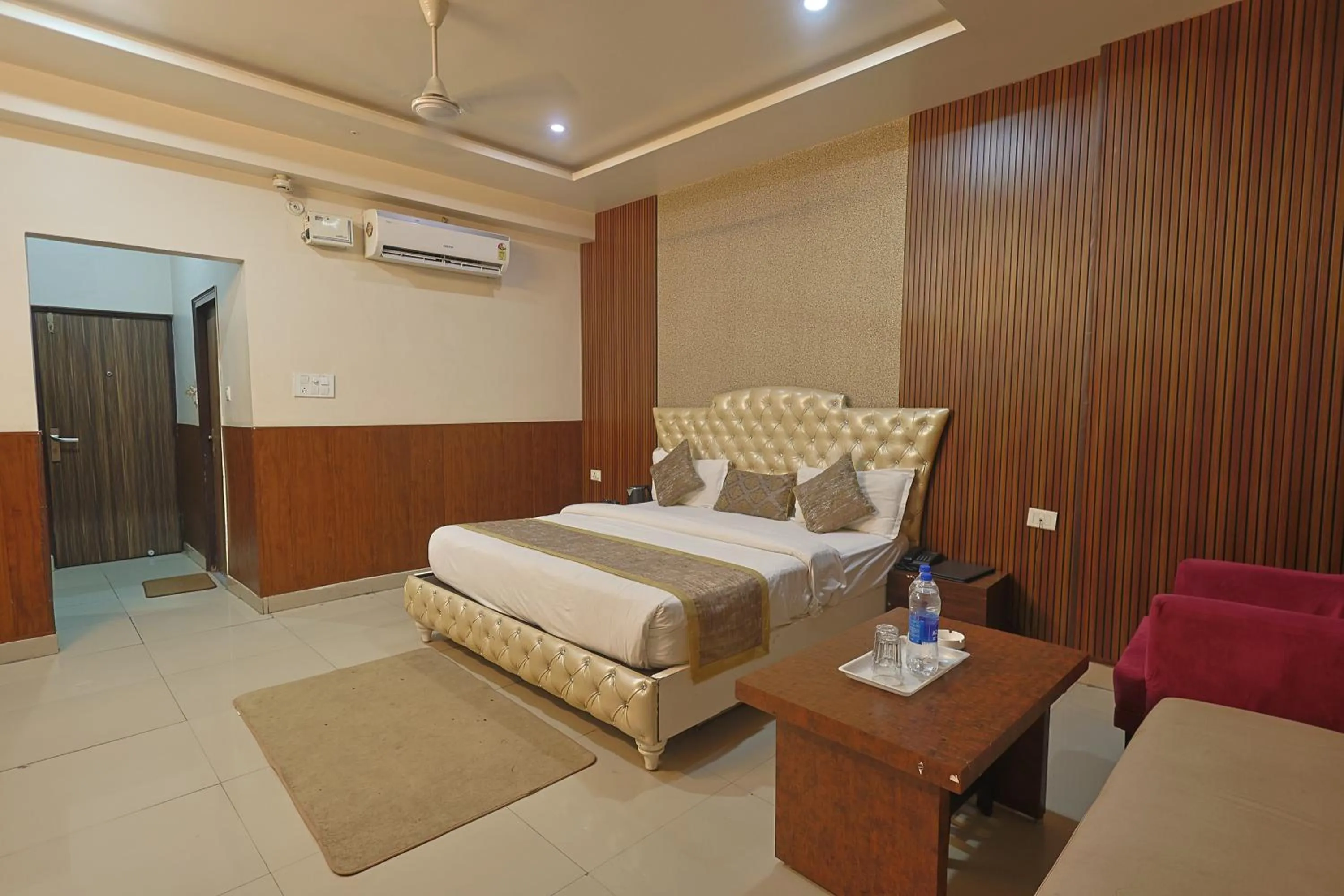 Bed in Hotel The Leaf - Gomti Nagar Lucknow