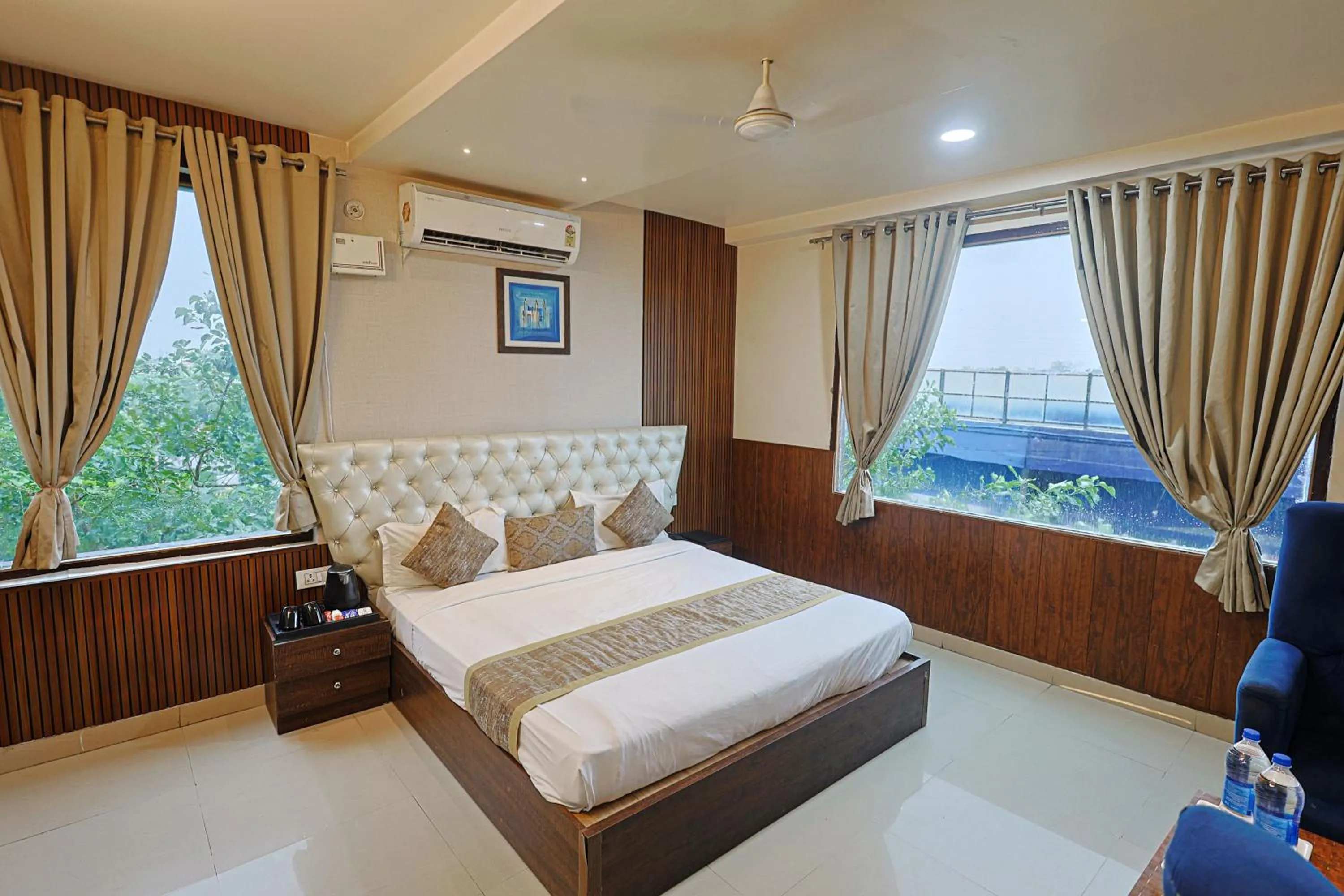 Bed in Hotel The Leaf - Gomti Nagar Lucknow