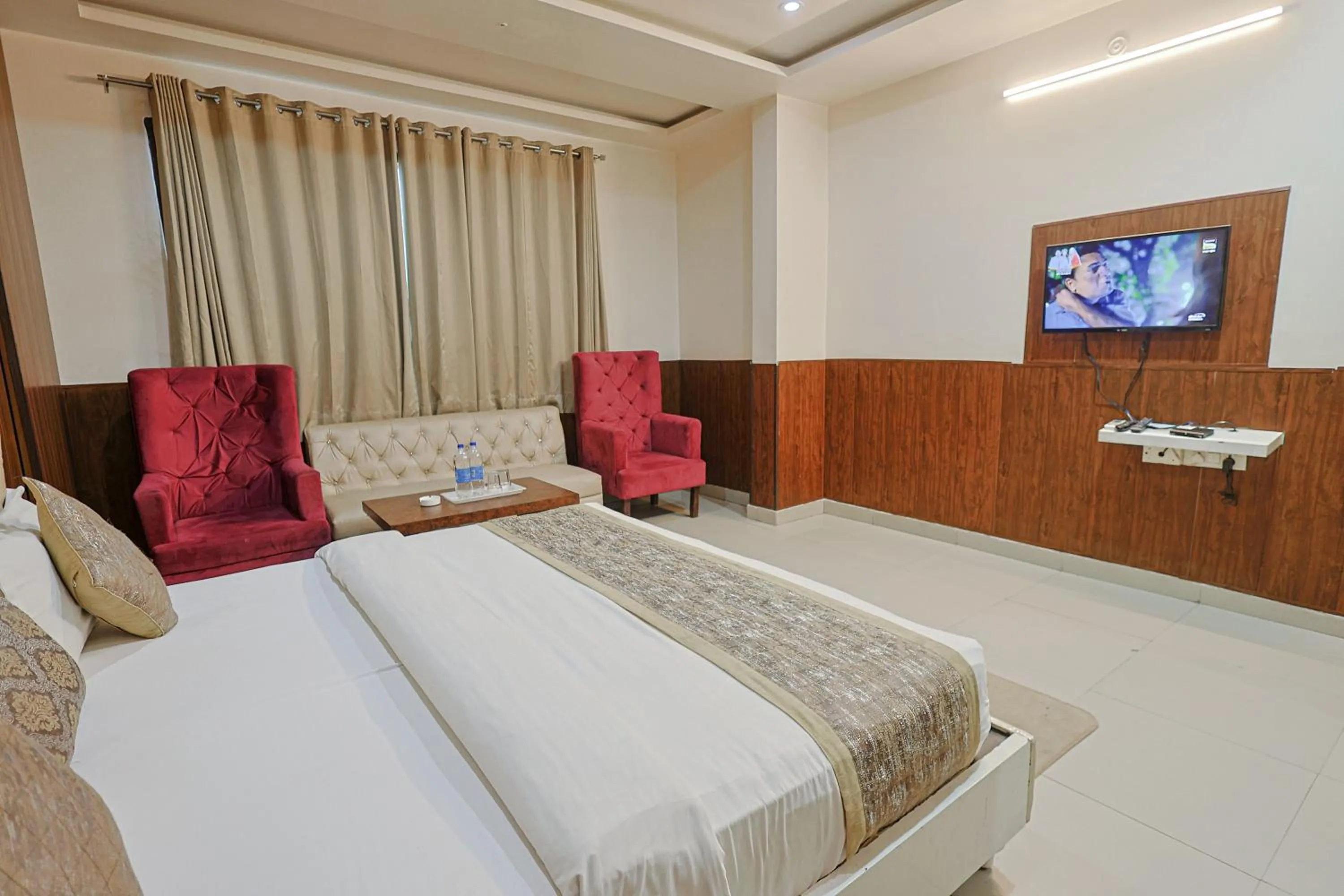 Bed in Hotel The Leaf - Gomti Nagar Lucknow