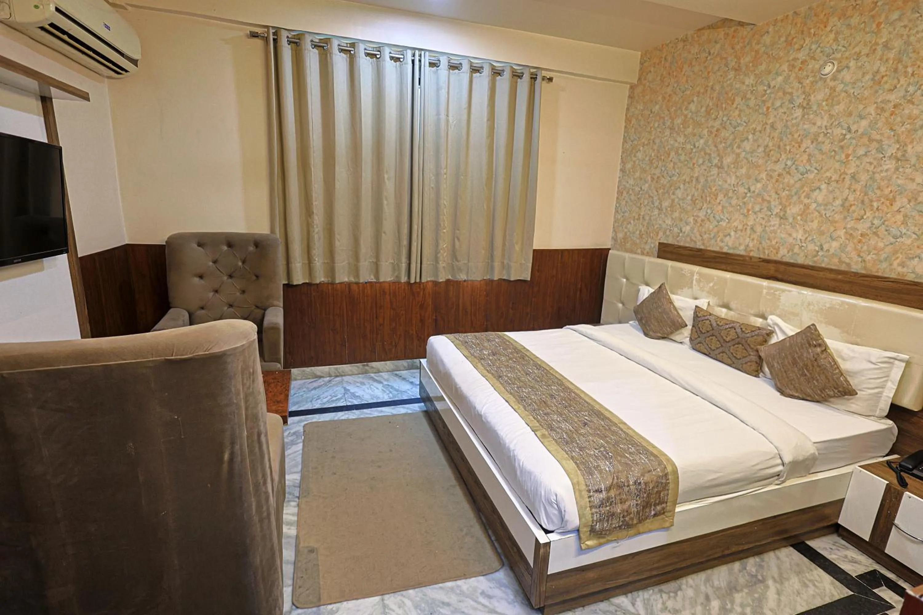 Bed in Hotel The Leaf - Gomti Nagar Lucknow