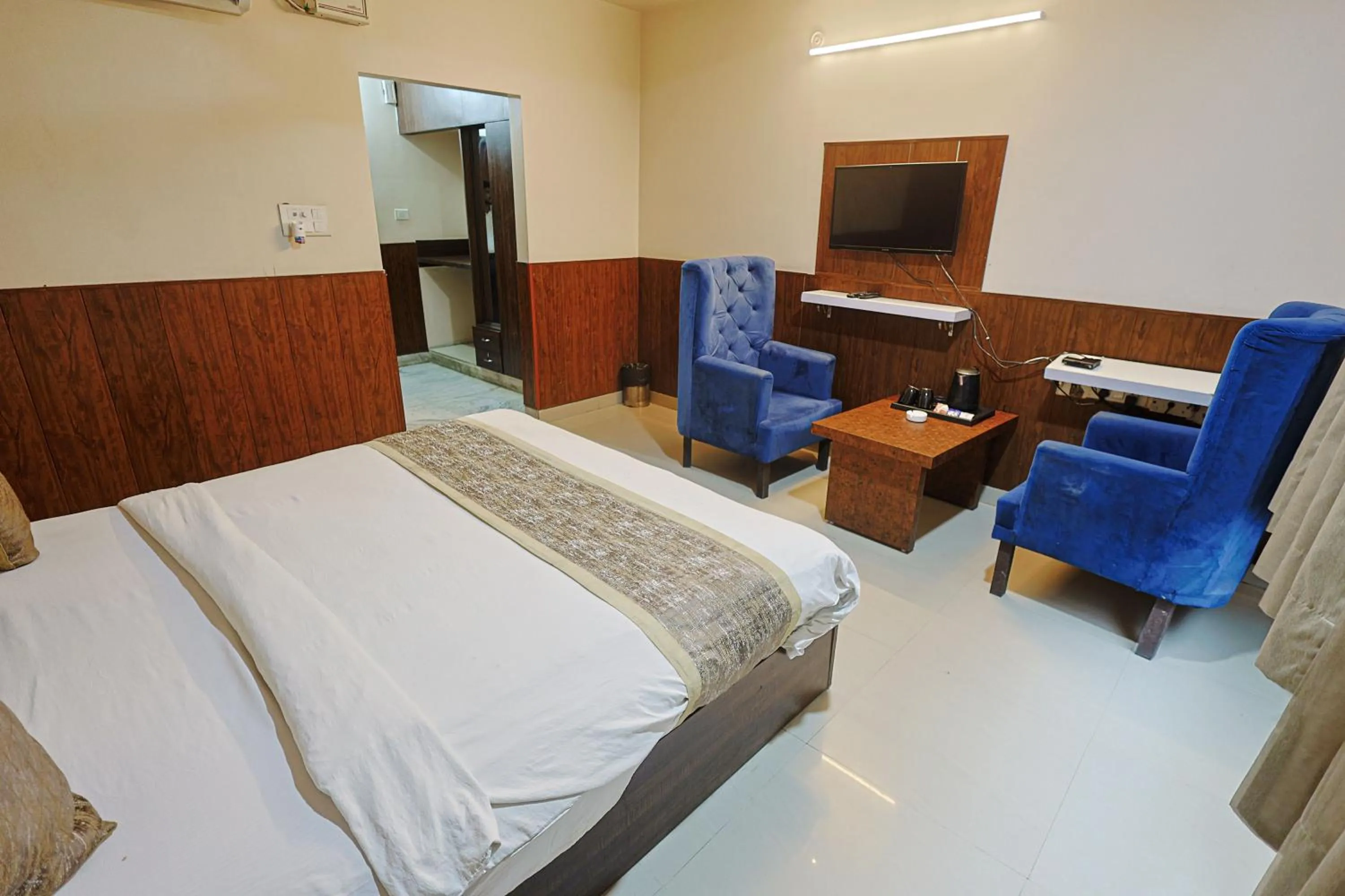 Bed in Hotel The Leaf - Gomti Nagar Lucknow