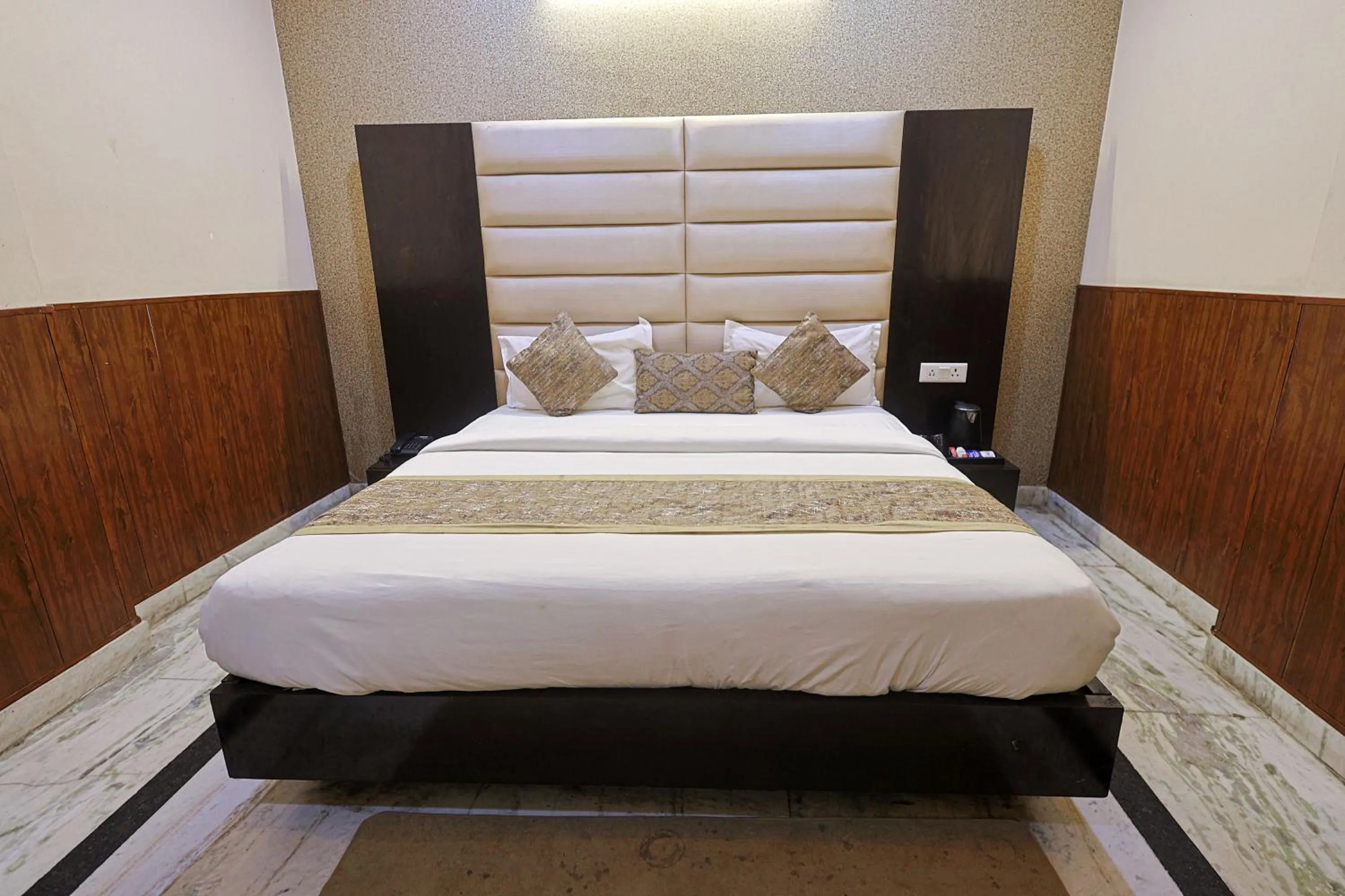 Bed in Hotel The Leaf - Gomti Nagar Lucknow