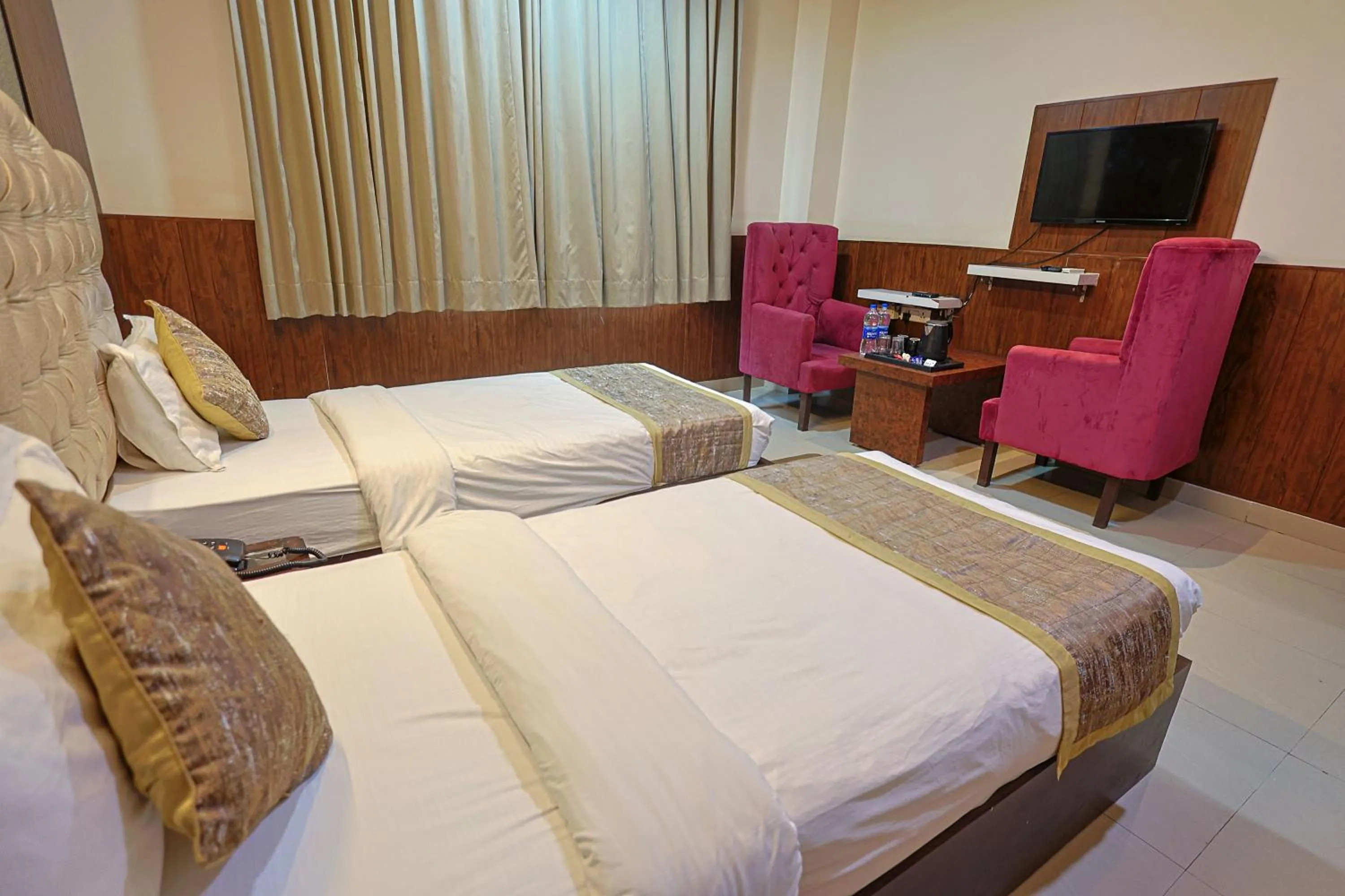 Bed in Hotel The Leaf - Gomti Nagar Lucknow