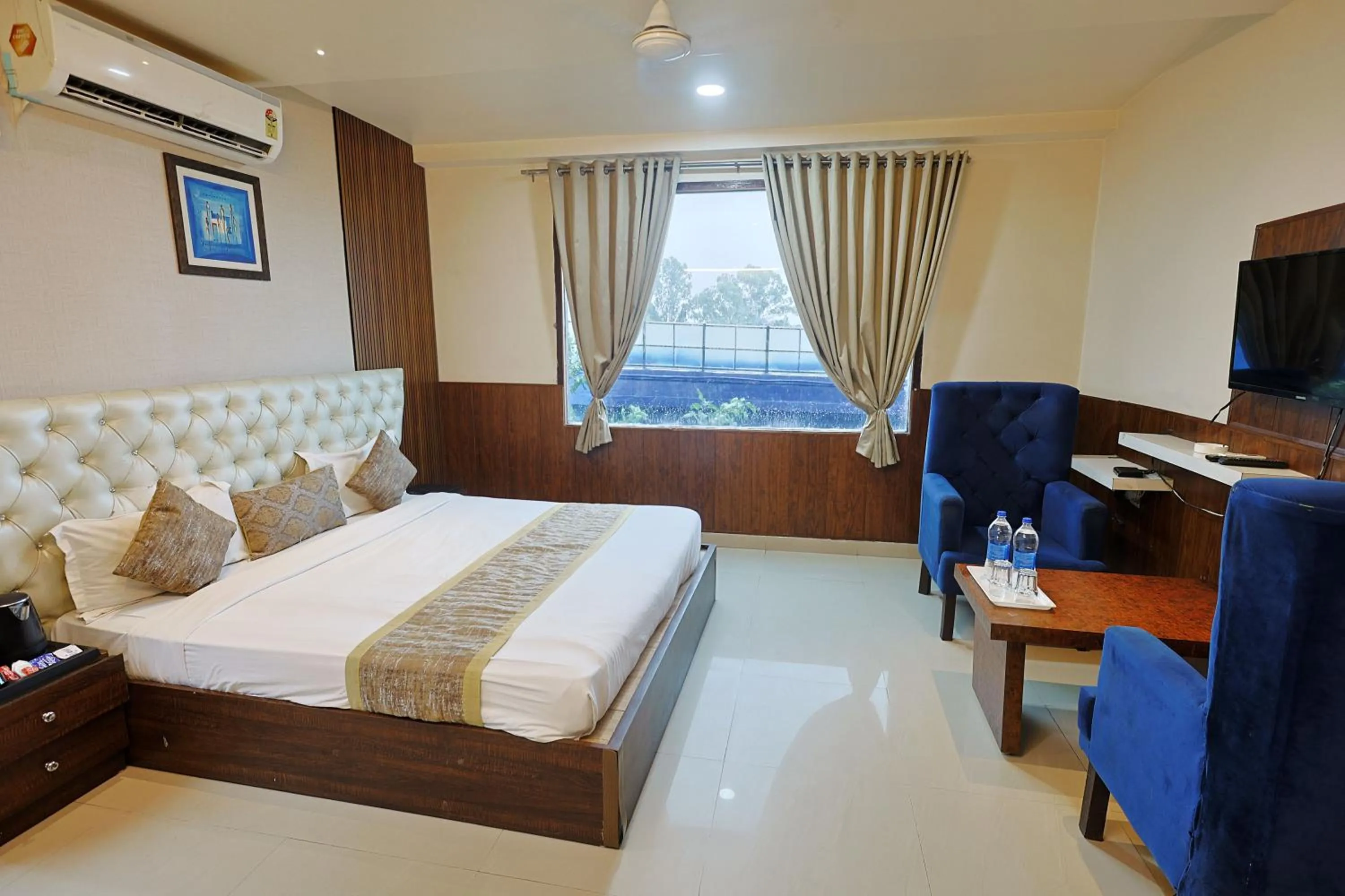 Bed in Hotel The Leaf - Gomti Nagar Lucknow