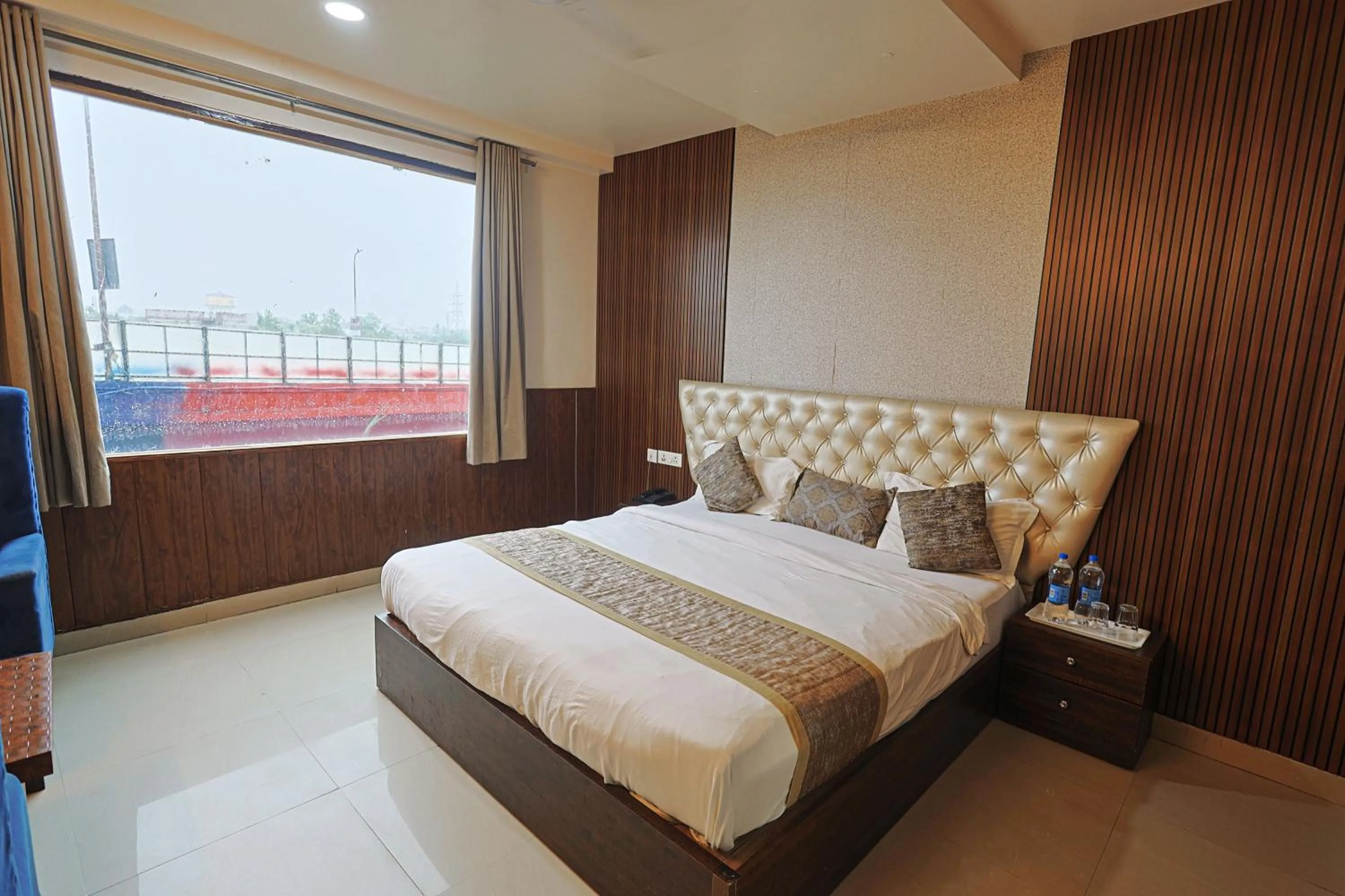 Bed in Hotel The Leaf - Gomti Nagar Lucknow