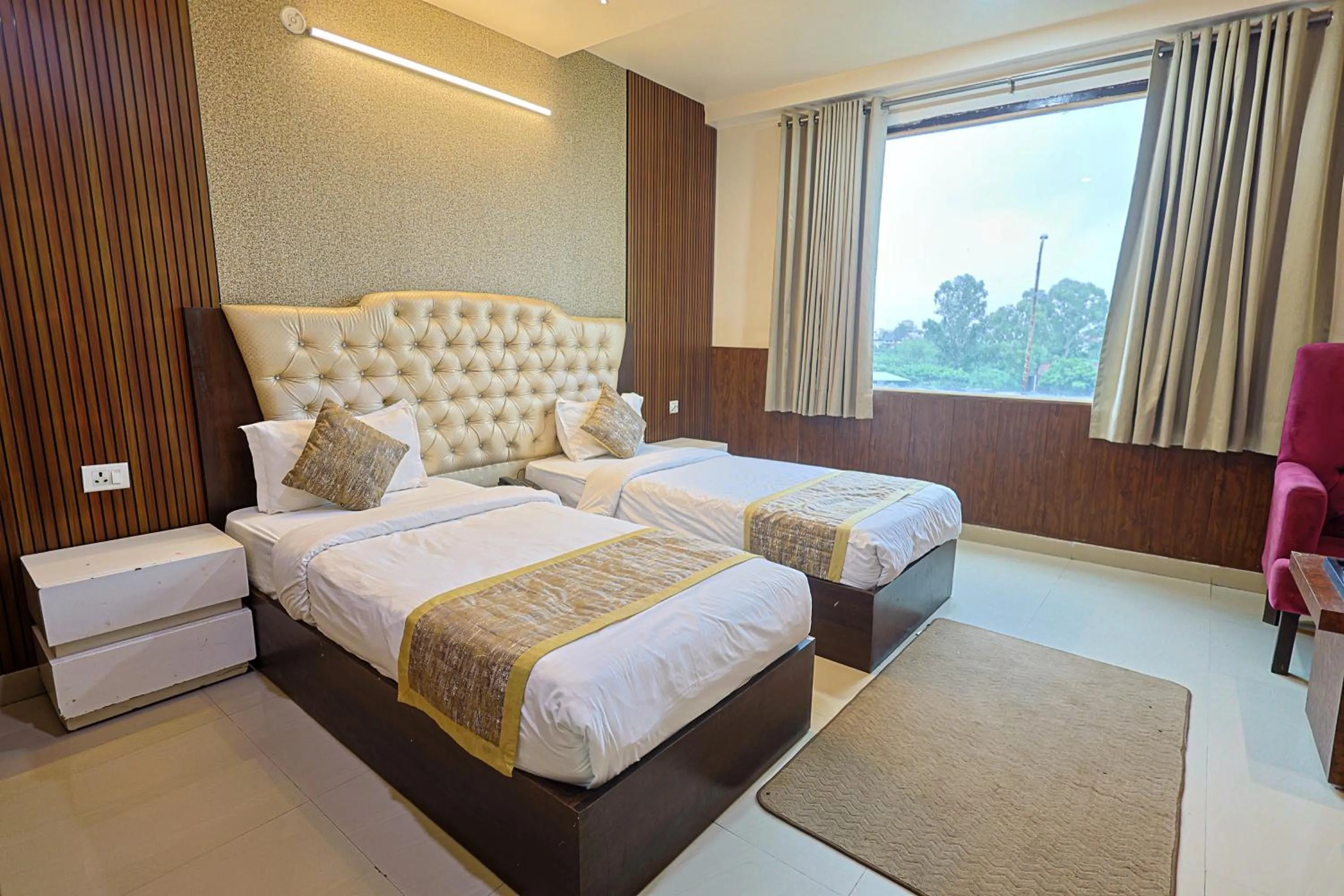 Bed in Hotel The Leaf - Gomti Nagar Lucknow