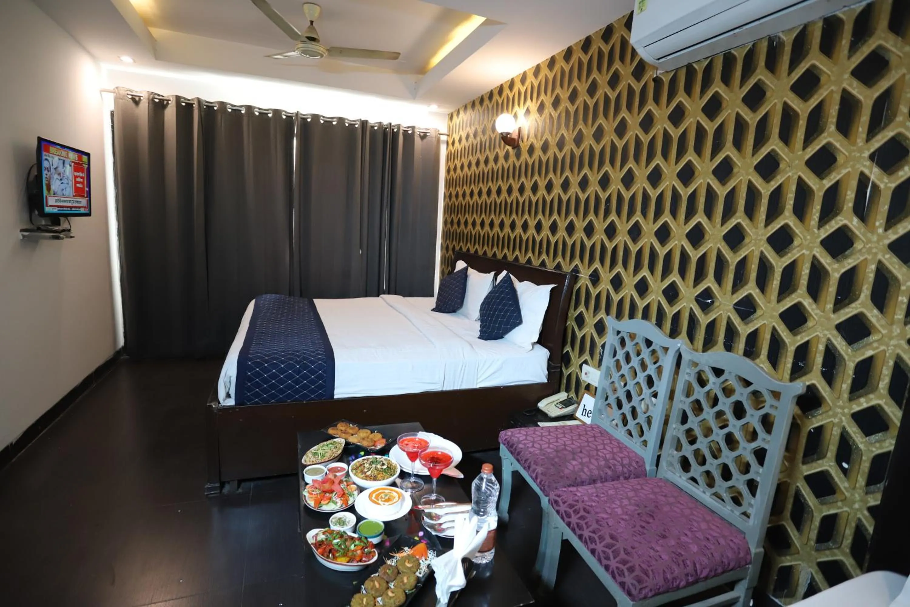 Bed in Hotel Delhi Airport Plaza IGI Airport , Free Airport Pickup