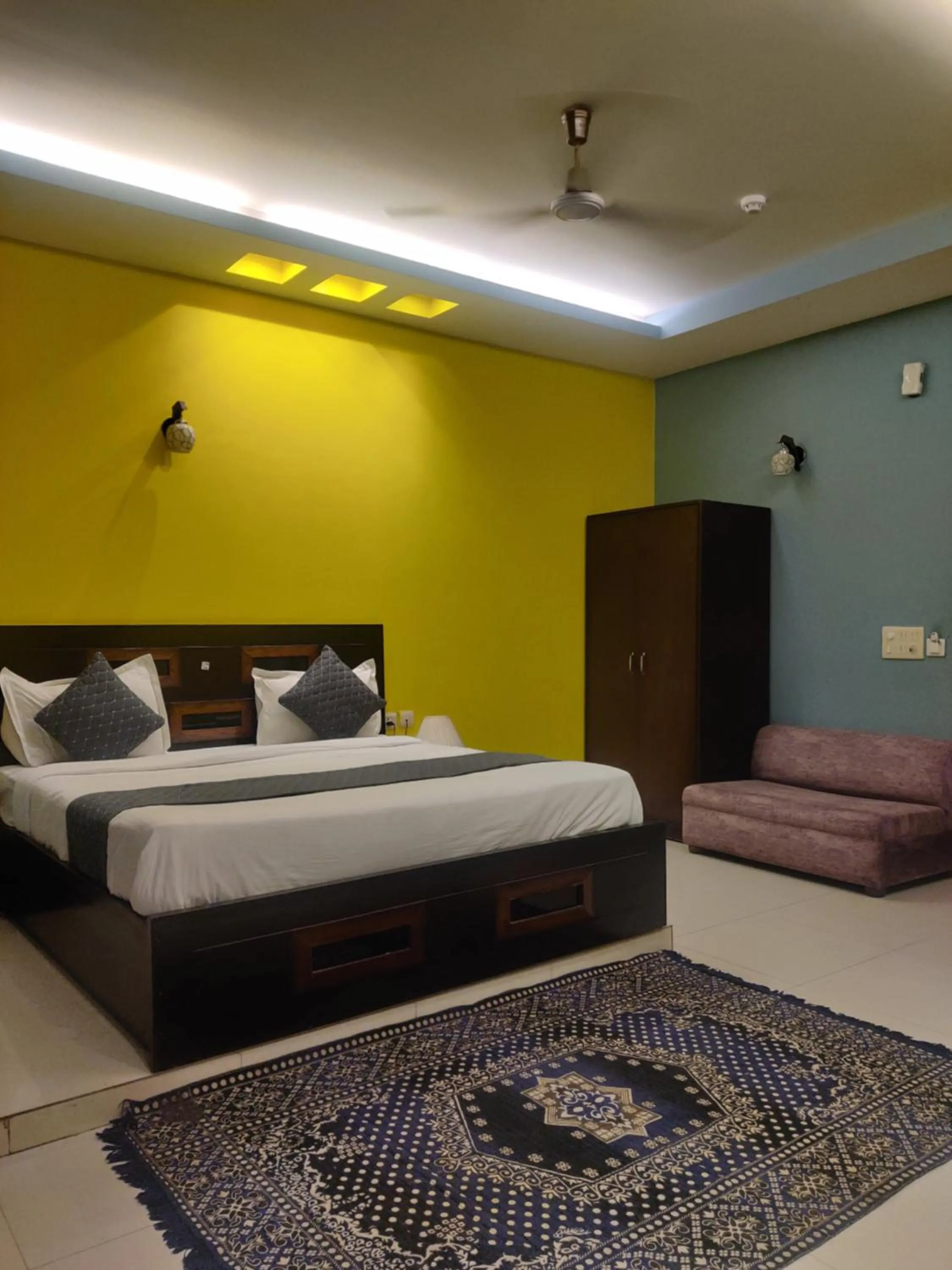 Bedroom, Bed in Hotel Delhi Airport Plaza IGI Airport , Free Airport Pickup