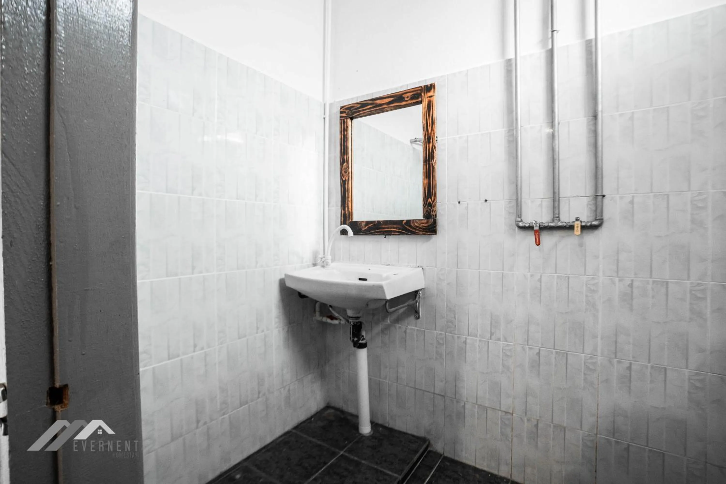 Bathroom in Permaisuri Homestay by Evernent