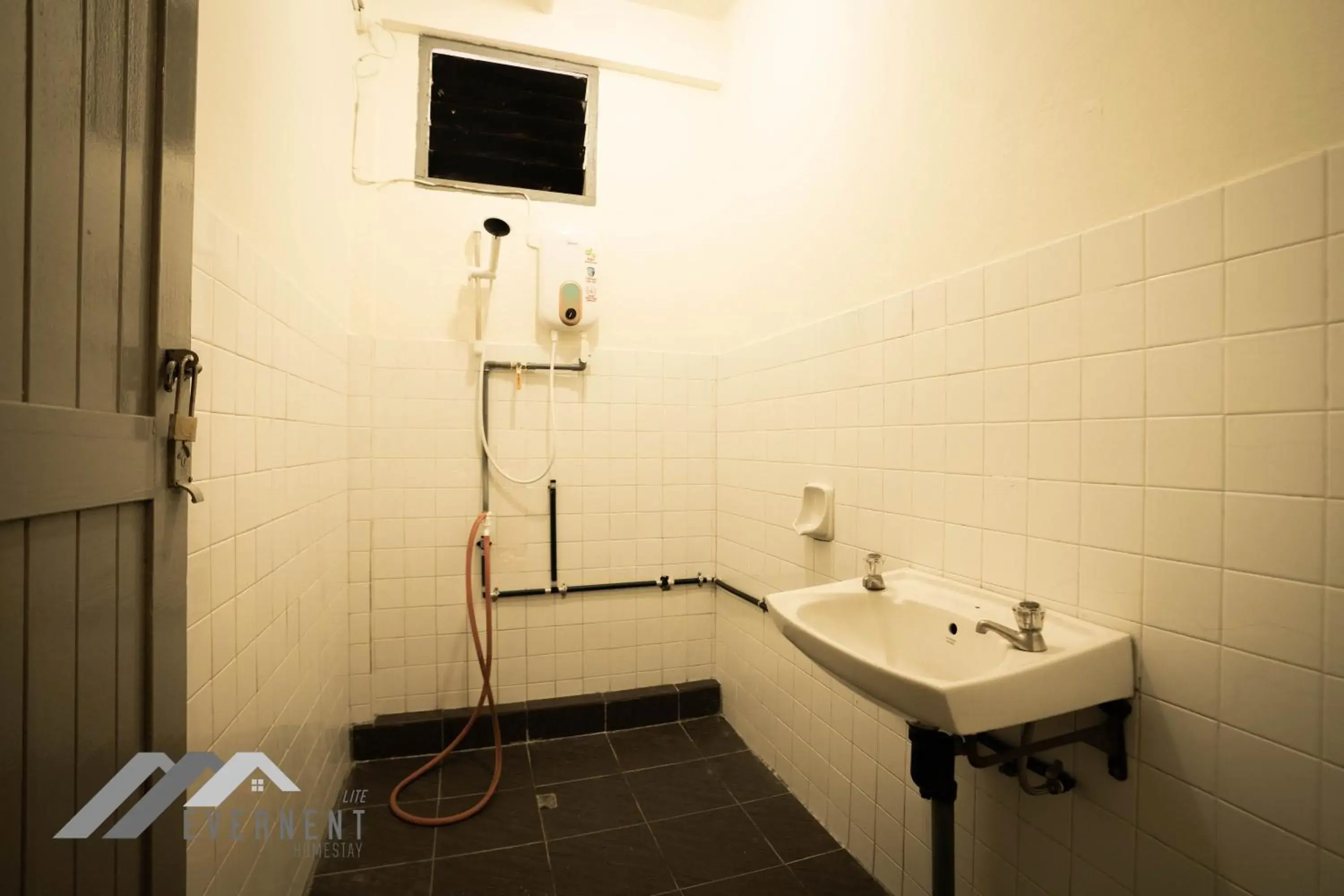 6-Bed Mixed Dormitory Room in Permaisuri Homestay by Evernent 6-Bed Mixed Dormitory Room in Permaisuri Homestay by Evernent