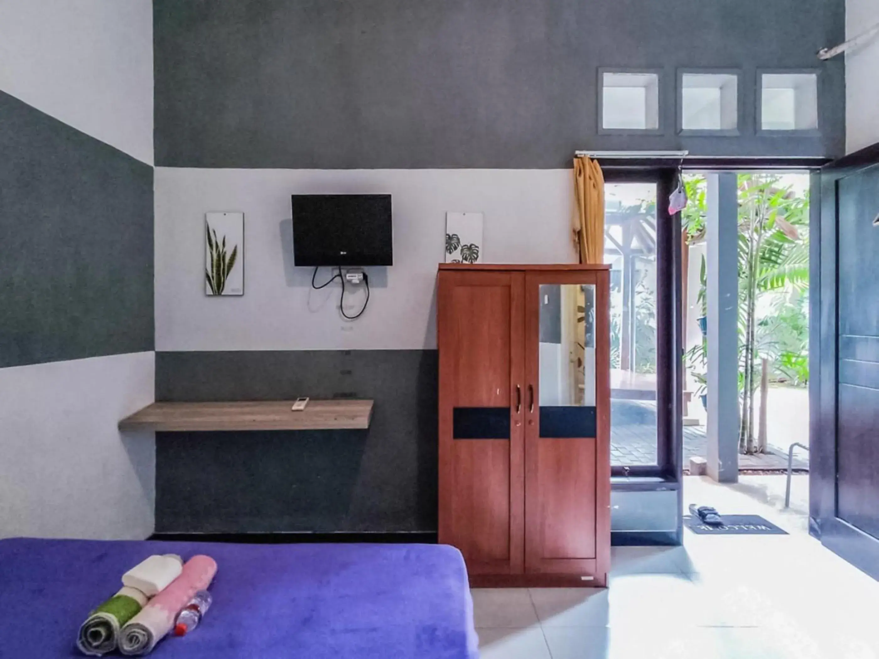 wardrobe, Bed in Kartini Guest House near Alun Alun Probolinggo wardrobe, Bed in Kartini Guest House near Alun Alun Probolinggo