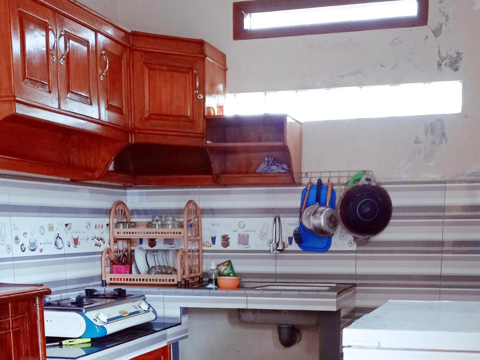 Communal kitchen in RedDoorz Syariah Near Danau Tes Bengkulu