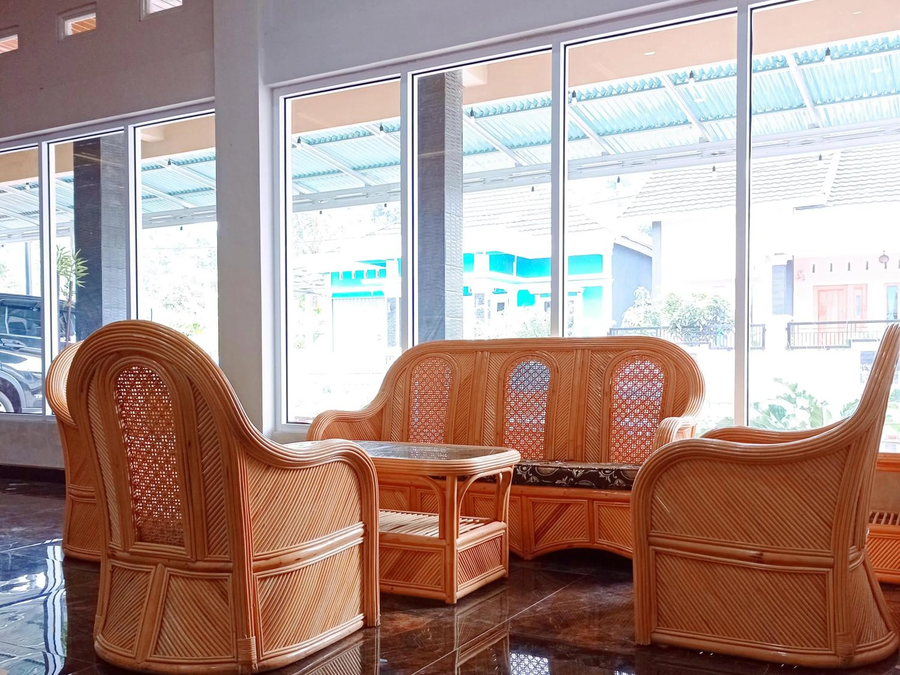 Seating area in RedDoorz Syariah Near Danau Tes Bengkulu