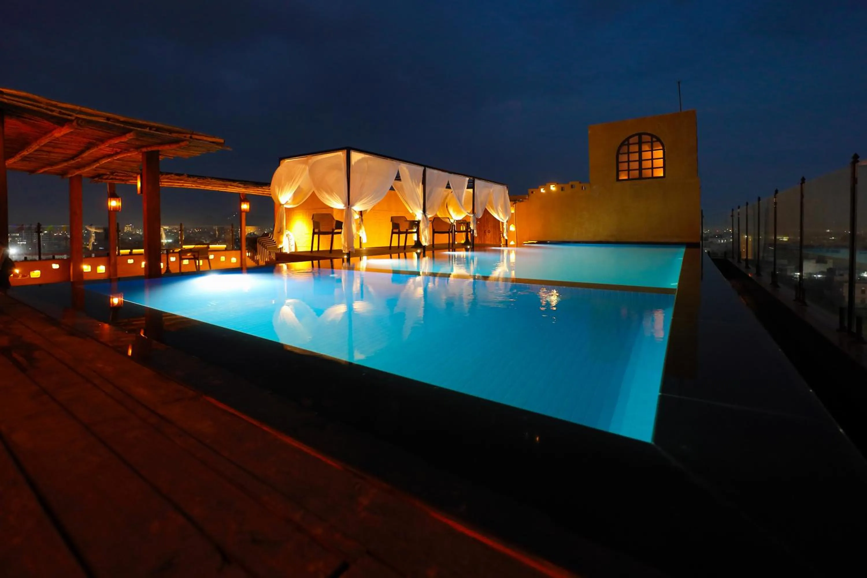 Swimming pool in Historia Royal