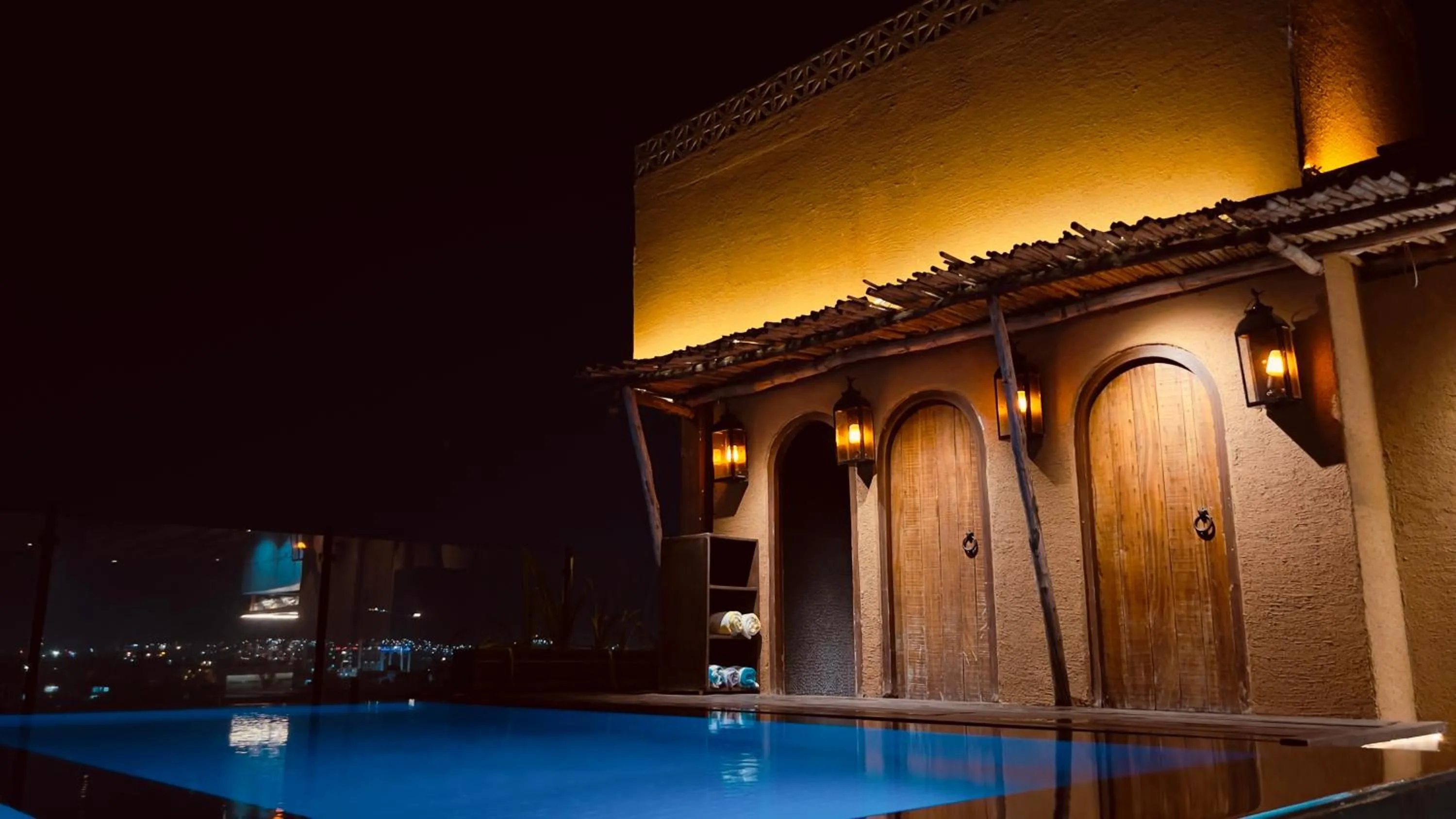 Swimming pool in Historia Royal